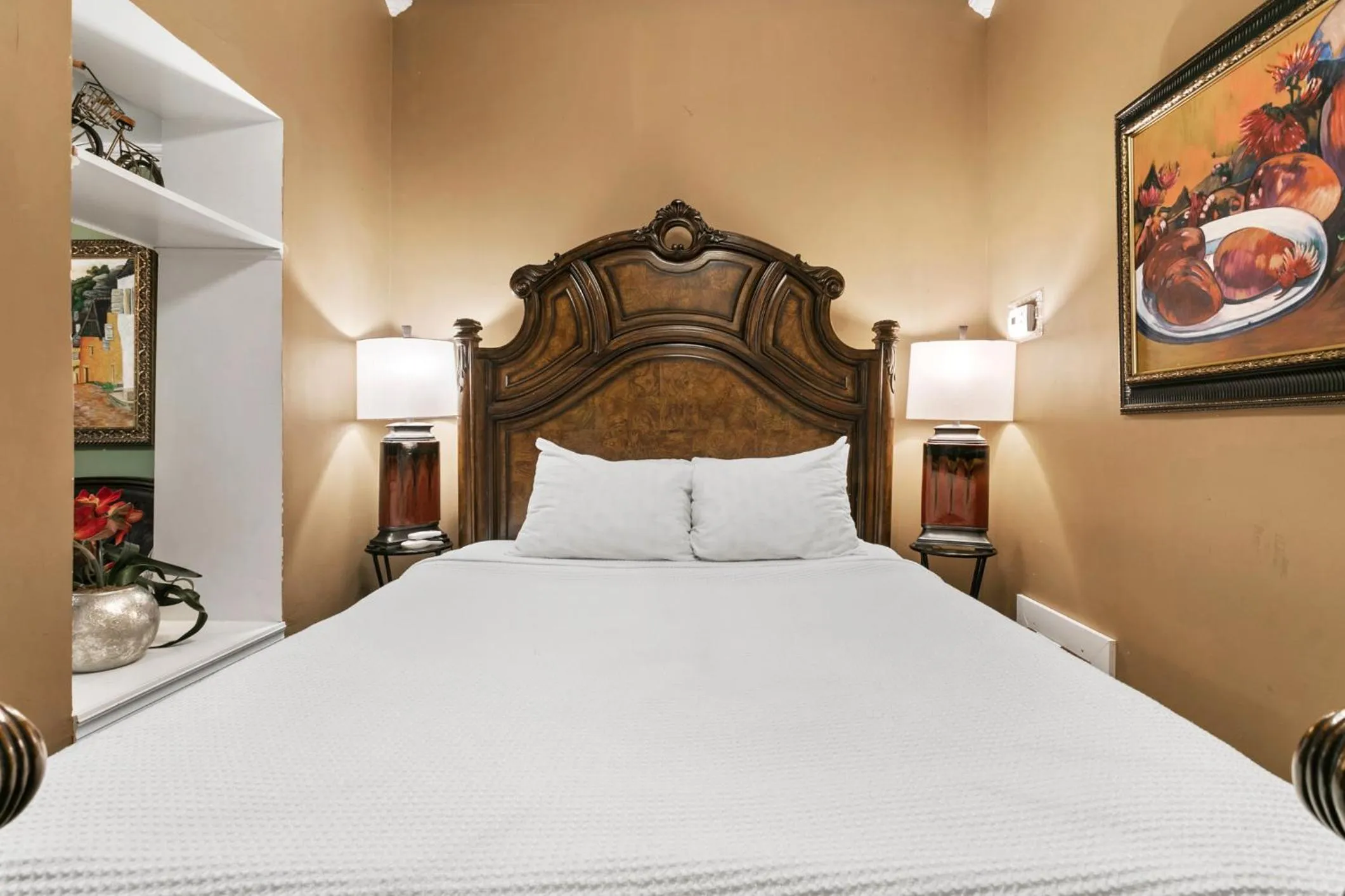 Bed in Casablanca Inn on the Bay