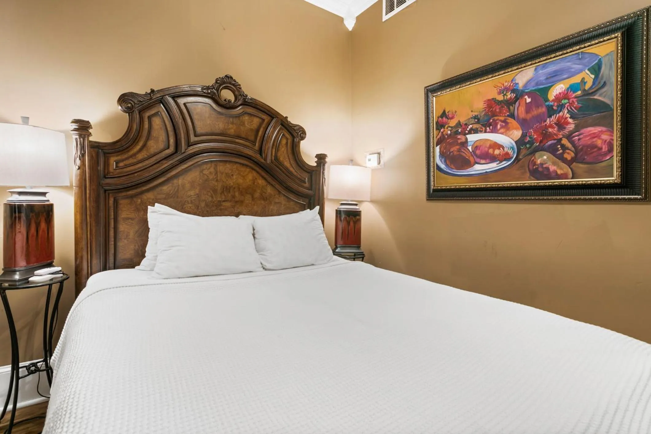 Bed in Casablanca Inn on the Bay