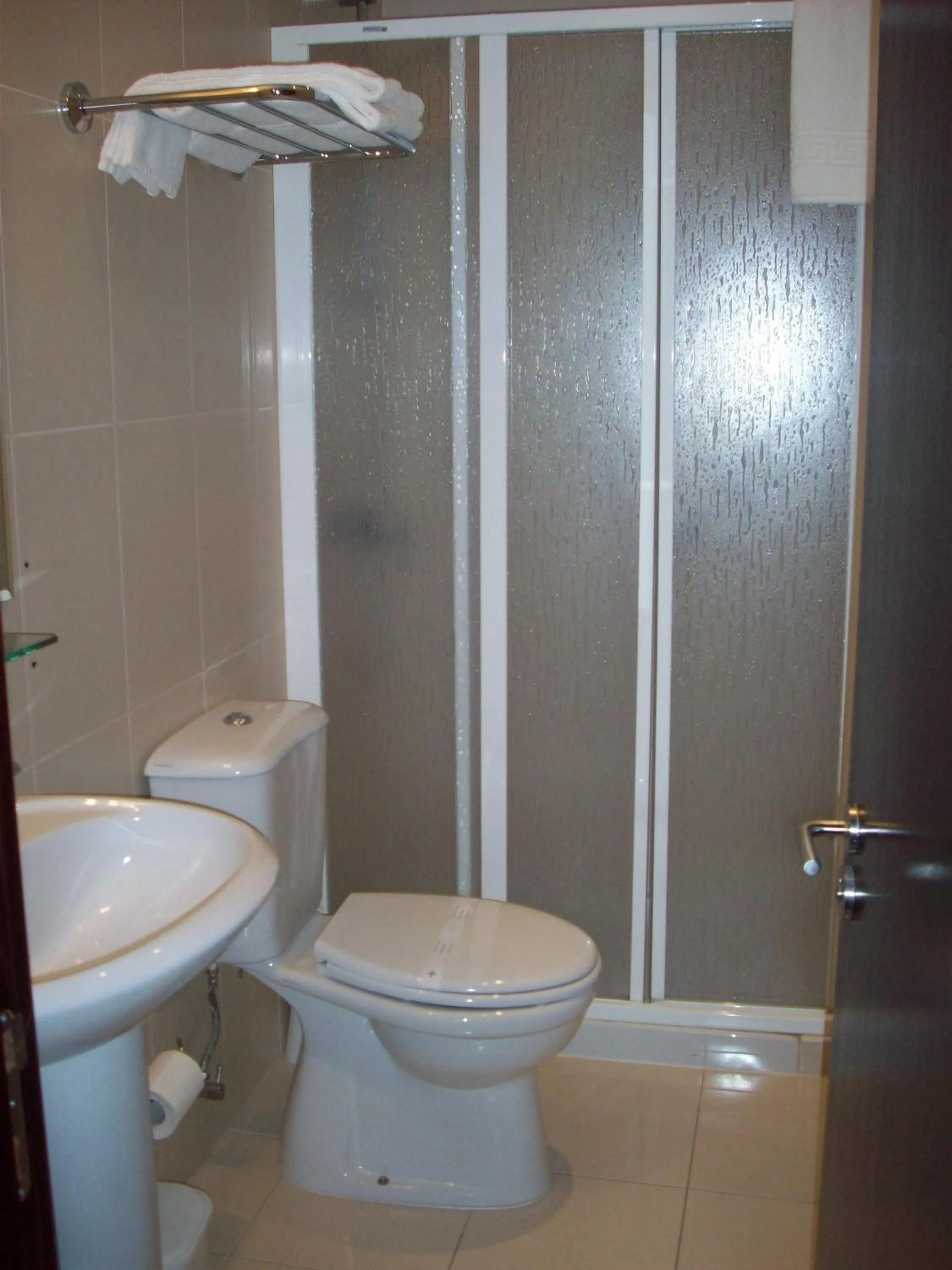 Bathroom in Residência São Francisco by Umbral