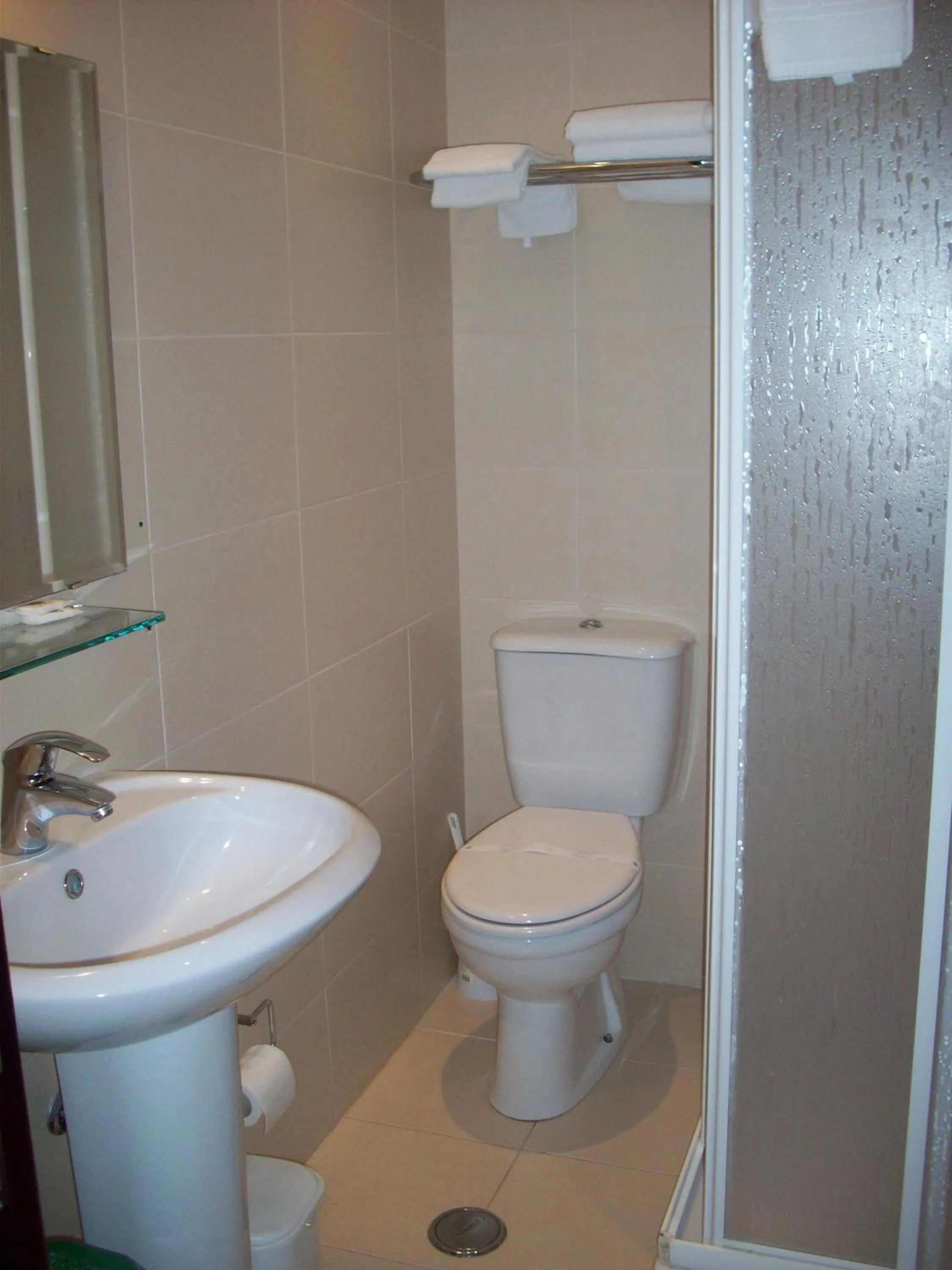 Bathroom in Residência São Francisco by Umbral