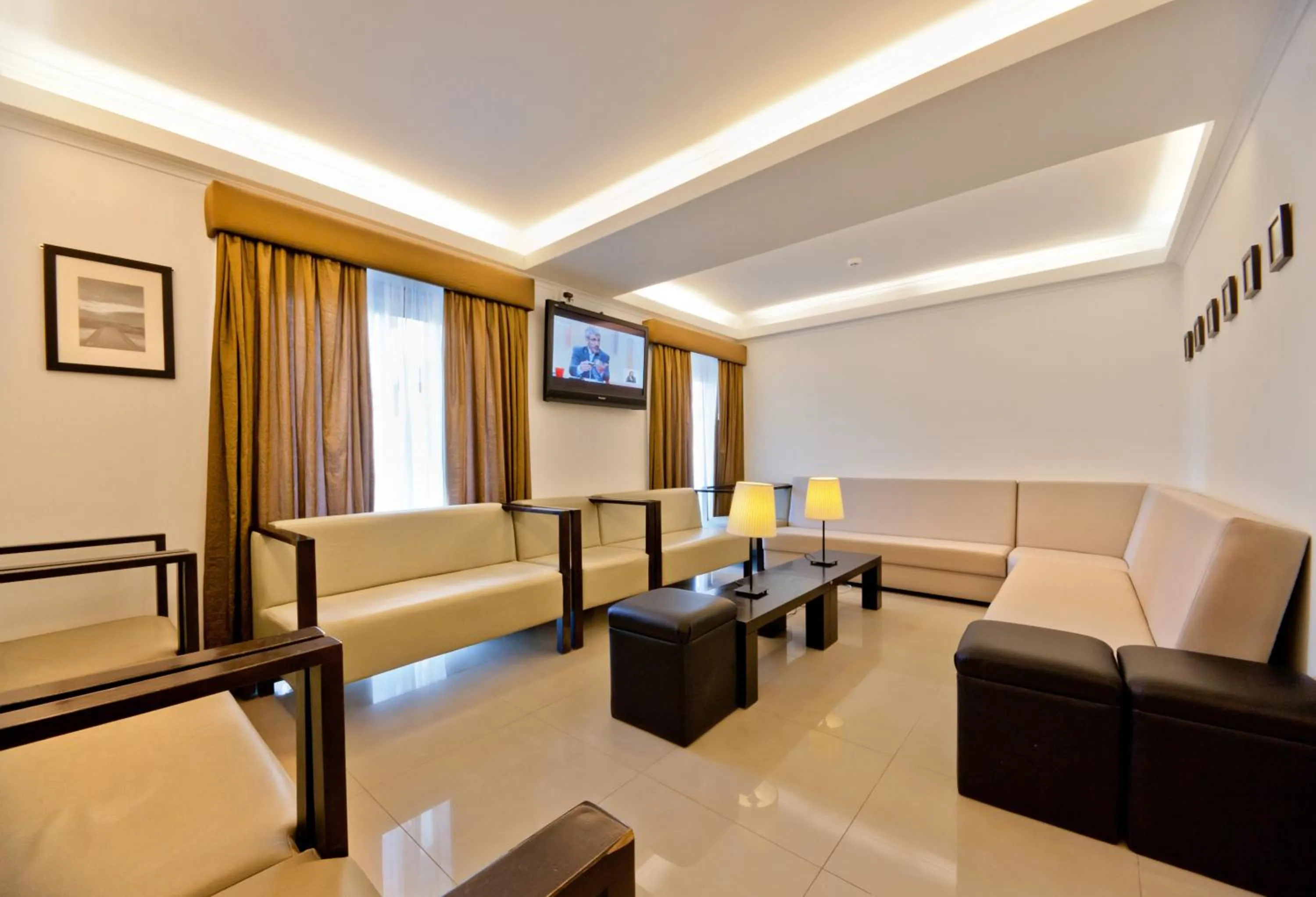 Communal lounge/ TV room in Residência São Francisco by Umbral