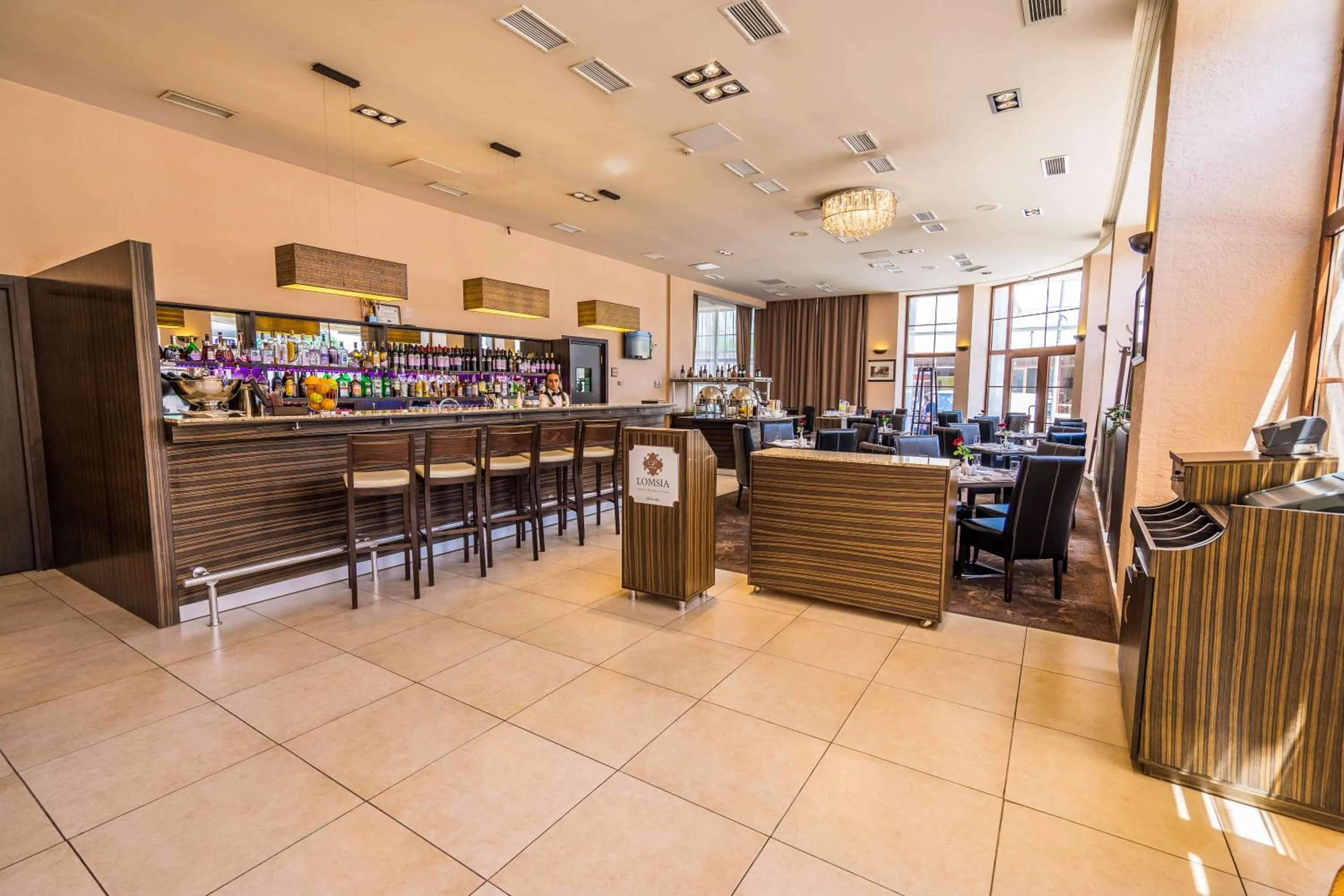 Restaurant/places to eat in Hotel Lomsia