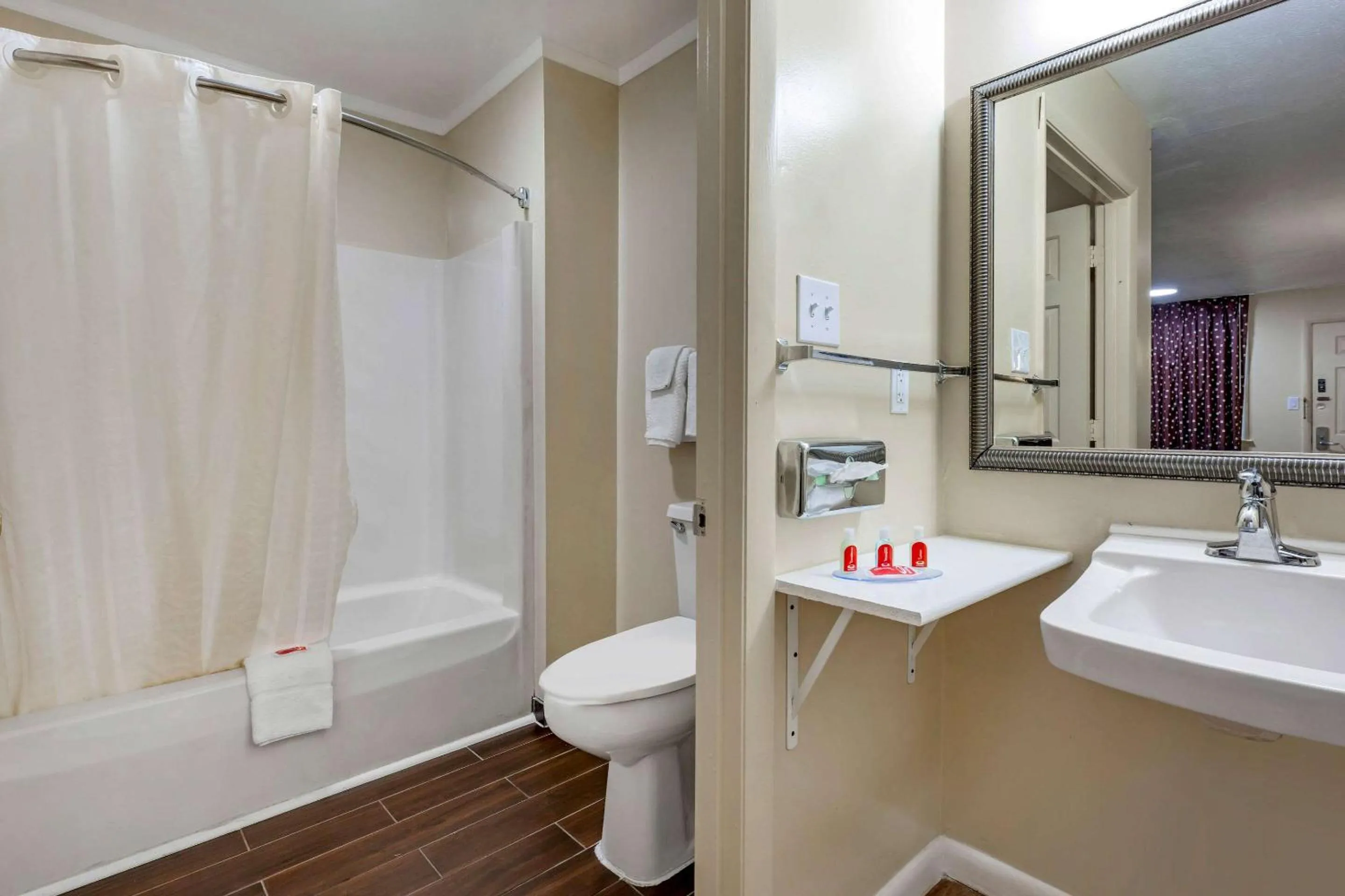 Bathroom in Econo Lodge Woodstock - Shenandoah Valley I-81