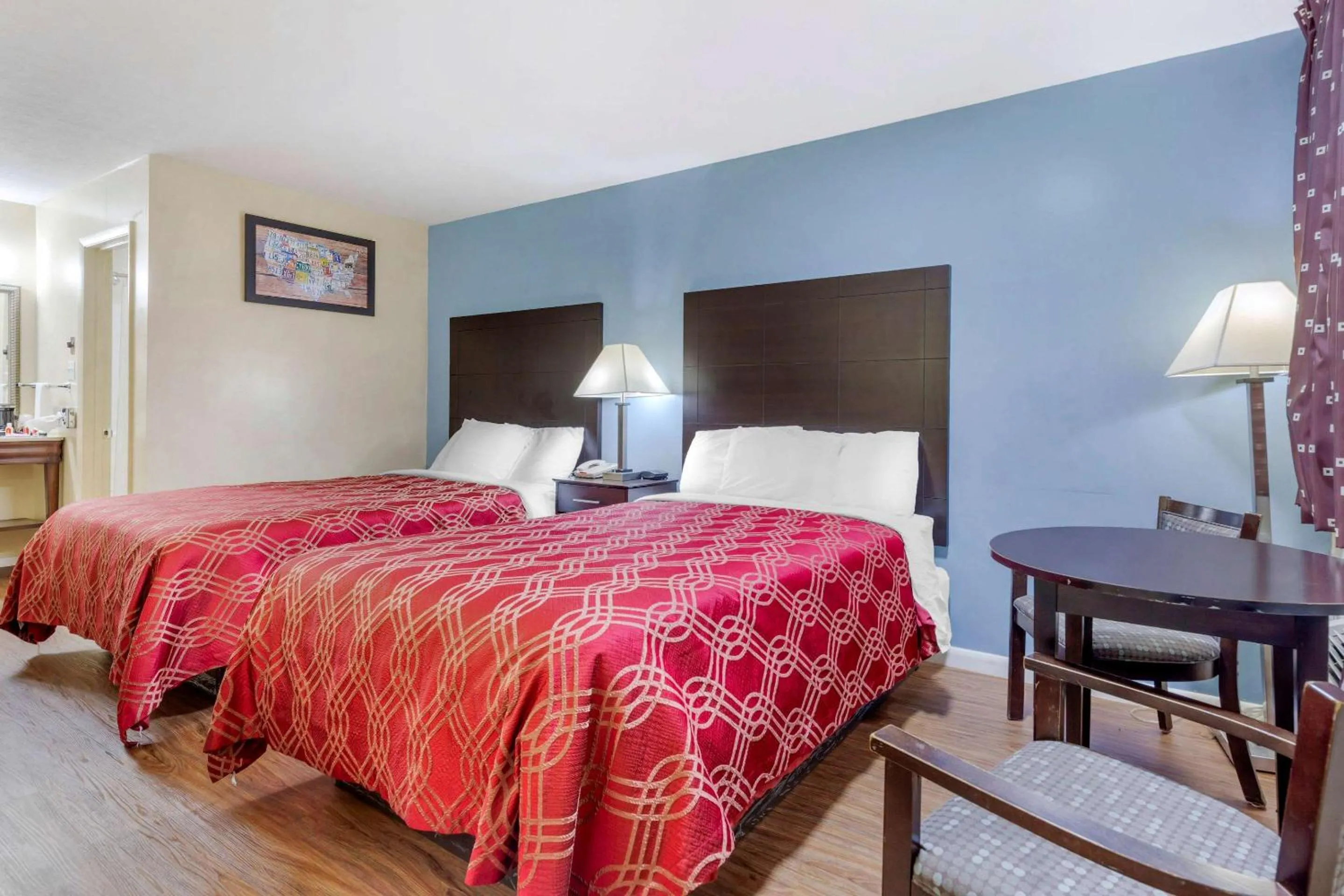 Photo of the whole room, Bed in Econo Lodge Woodstock - Shenandoah Valley I-81