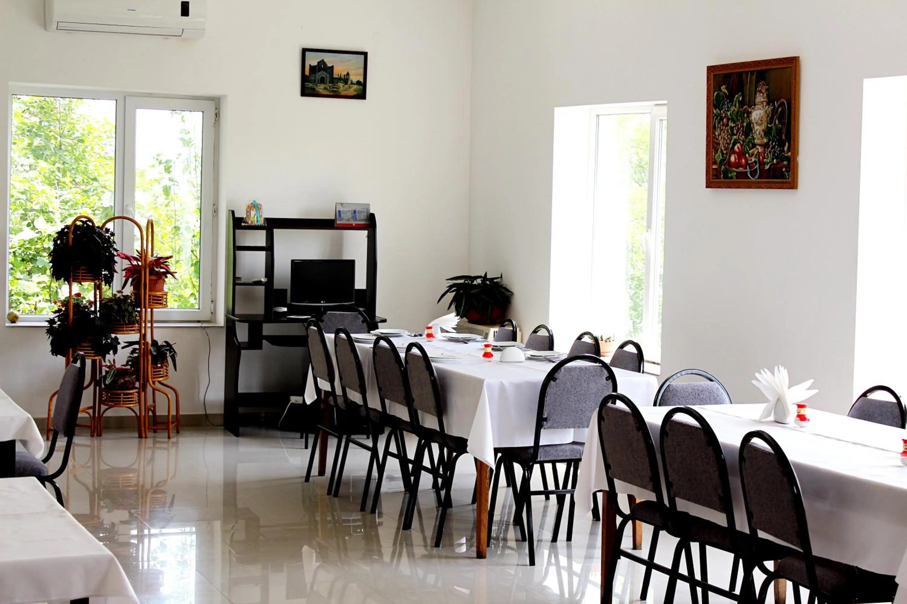 Restaurant/places to eat in Argopalace