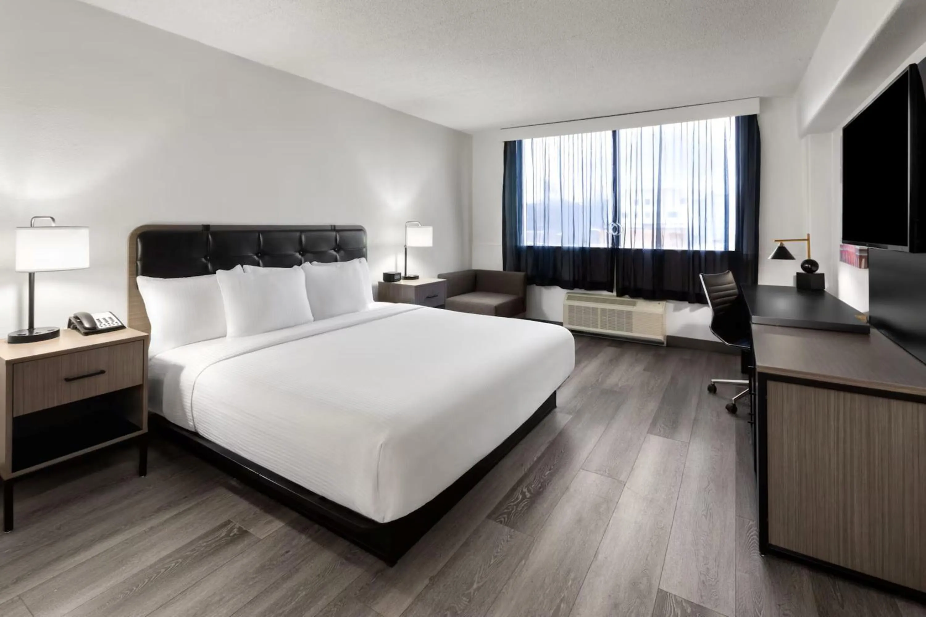 Photo of the whole room, Bed in Holiday Inn Express & Suites Washington DC - NoMA by IHG