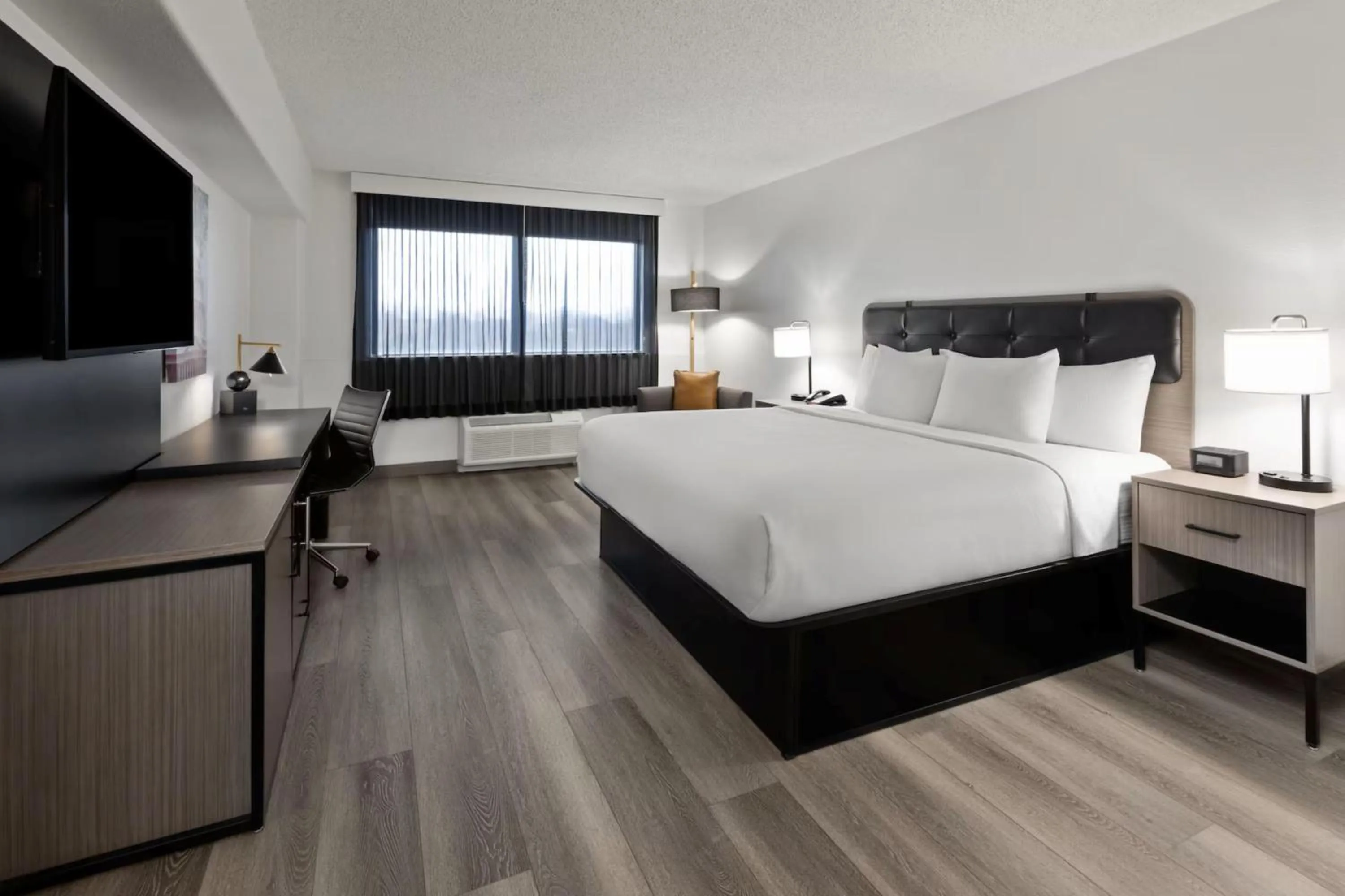 Photo of the whole room, Bed in Holiday Inn Express & Suites Washington DC - NoMA by IHG