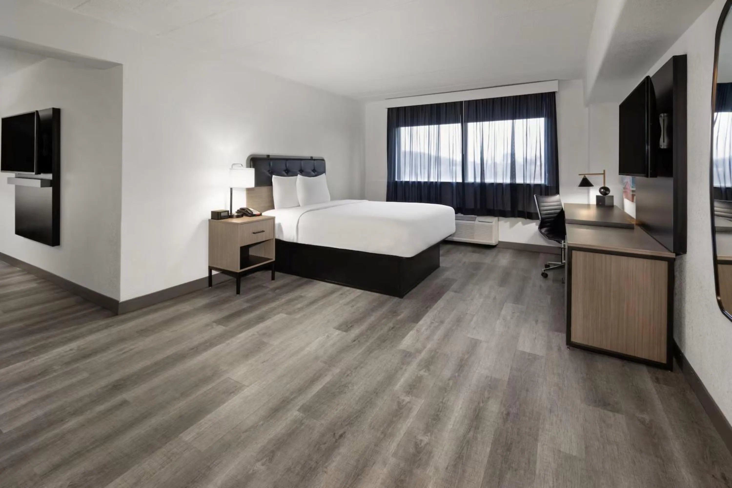 Photo of the whole room, Bed in Holiday Inn Express & Suites Washington DC - NoMA by IHG