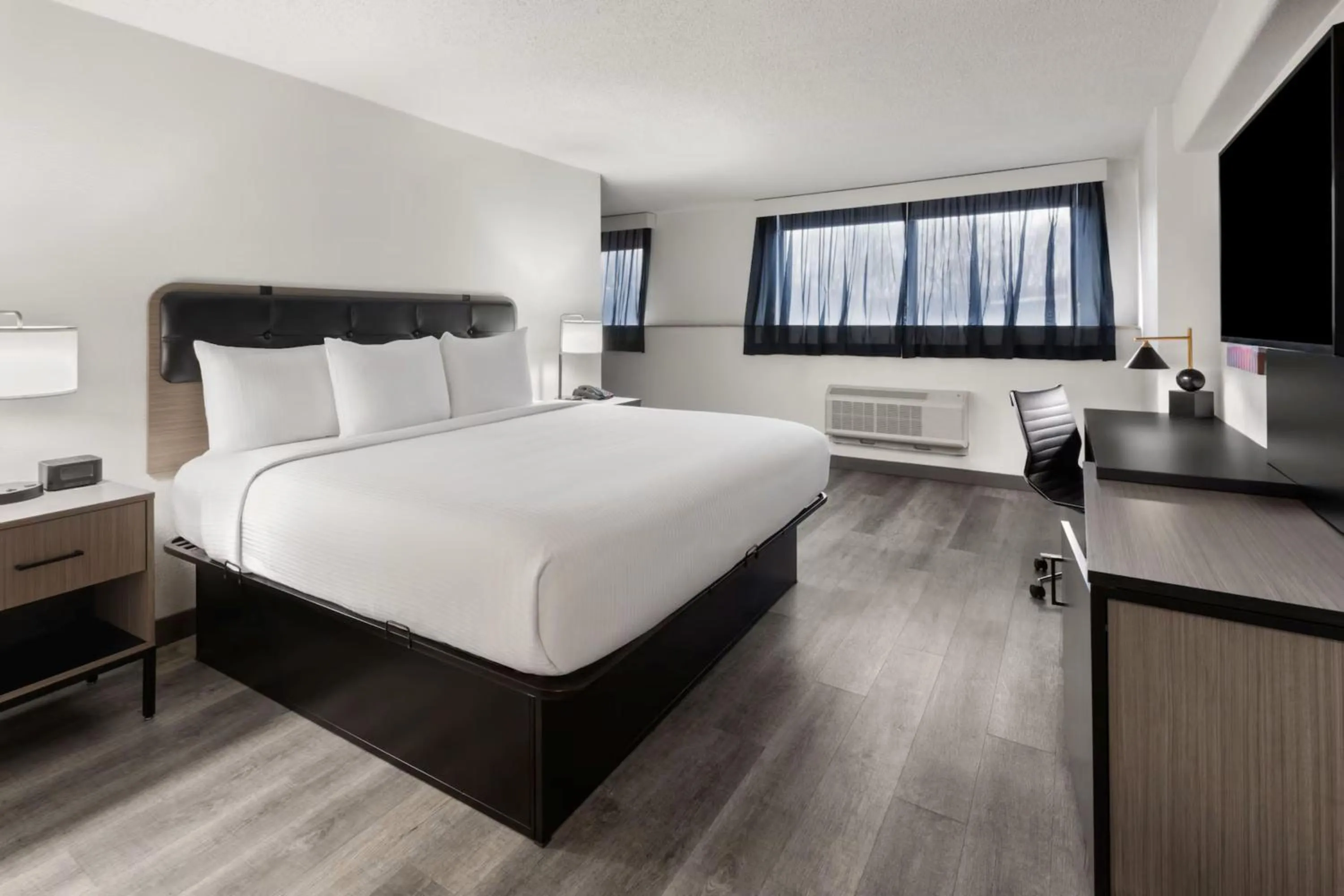Photo of the whole room, Bed in Holiday Inn Express & Suites Washington DC - NoMA by IHG