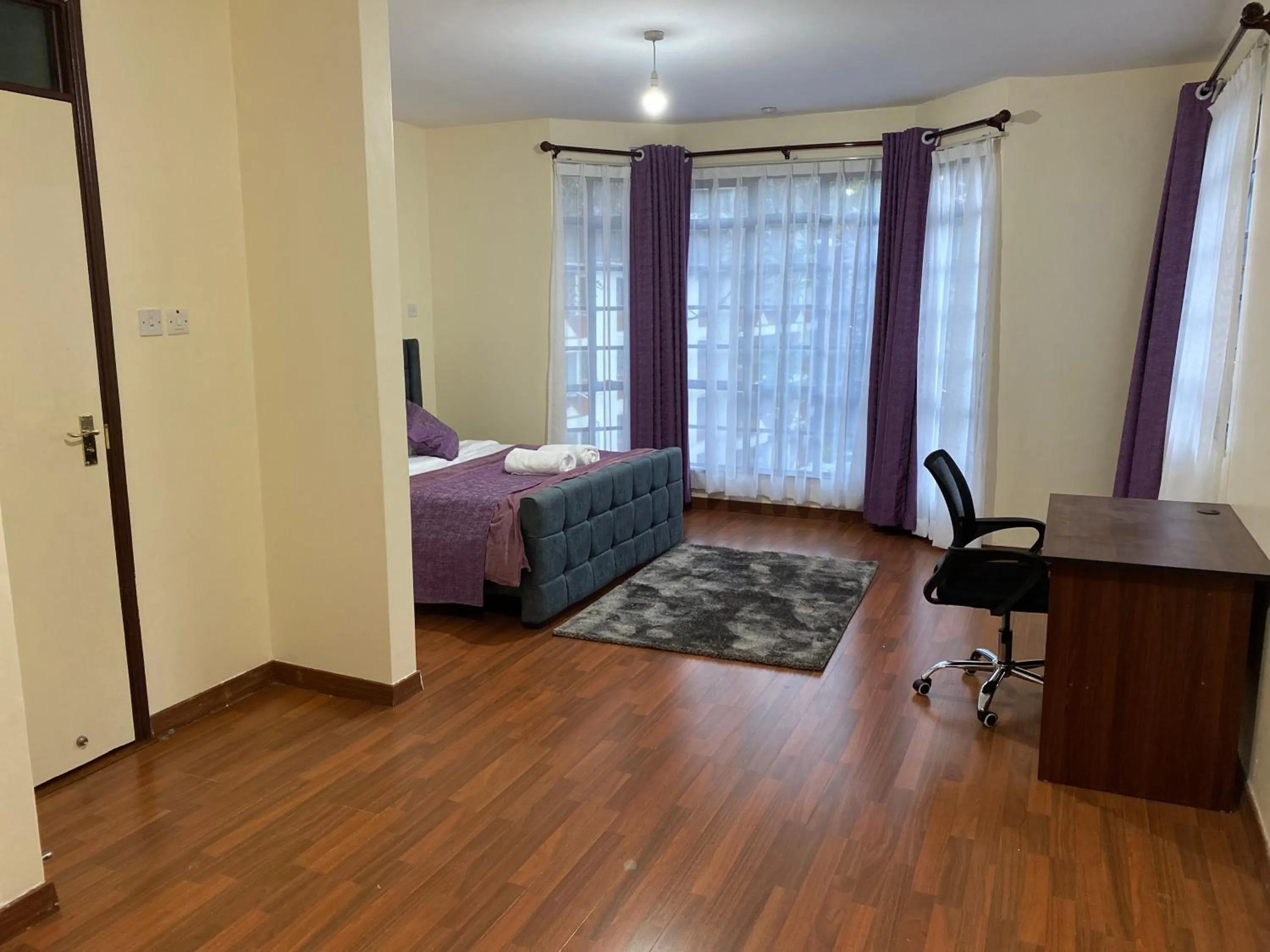 Photo of the whole room, Bed in Takdiri Homes