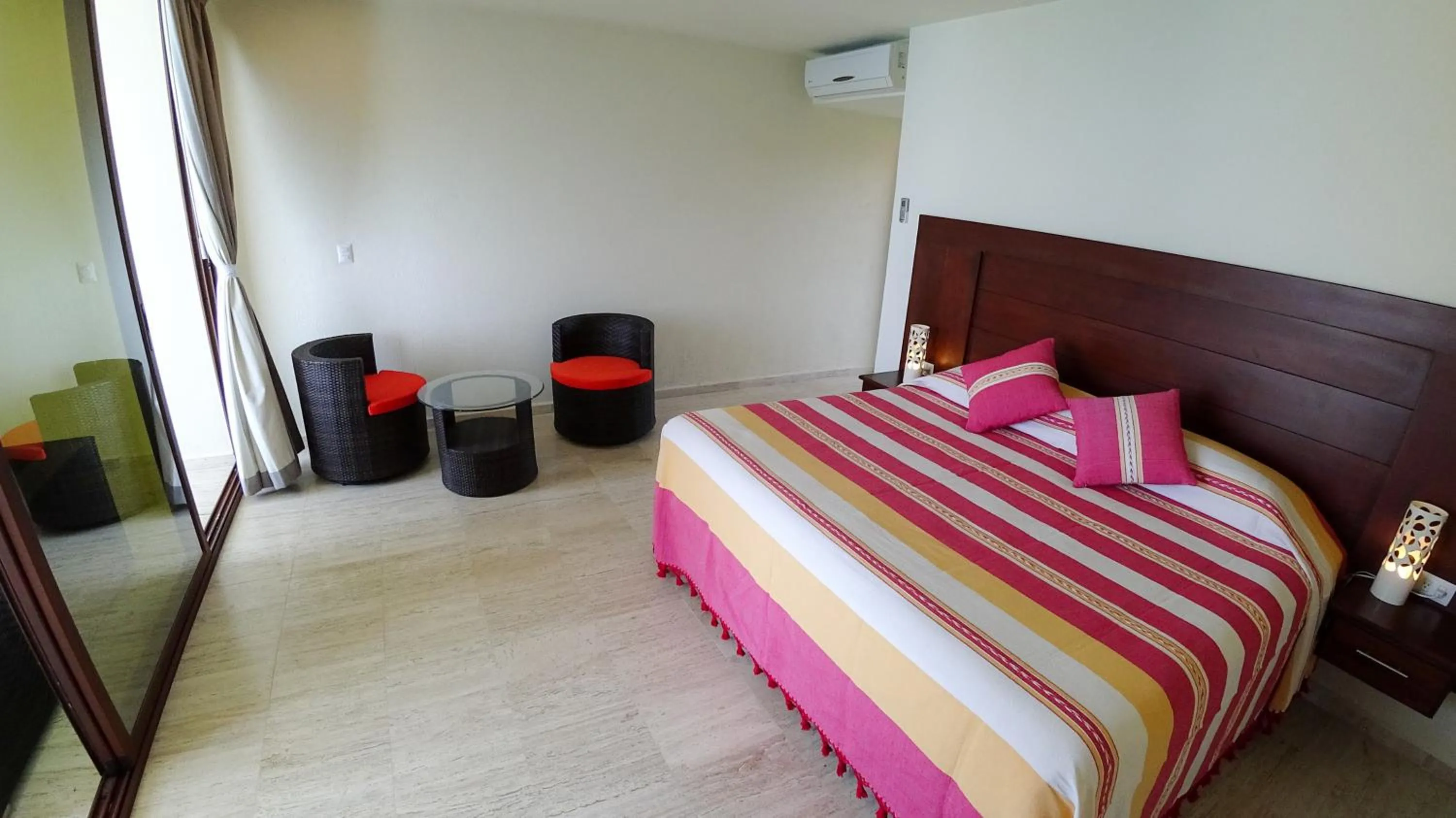 Photo of the whole room, Bed in Pacific King Hotel