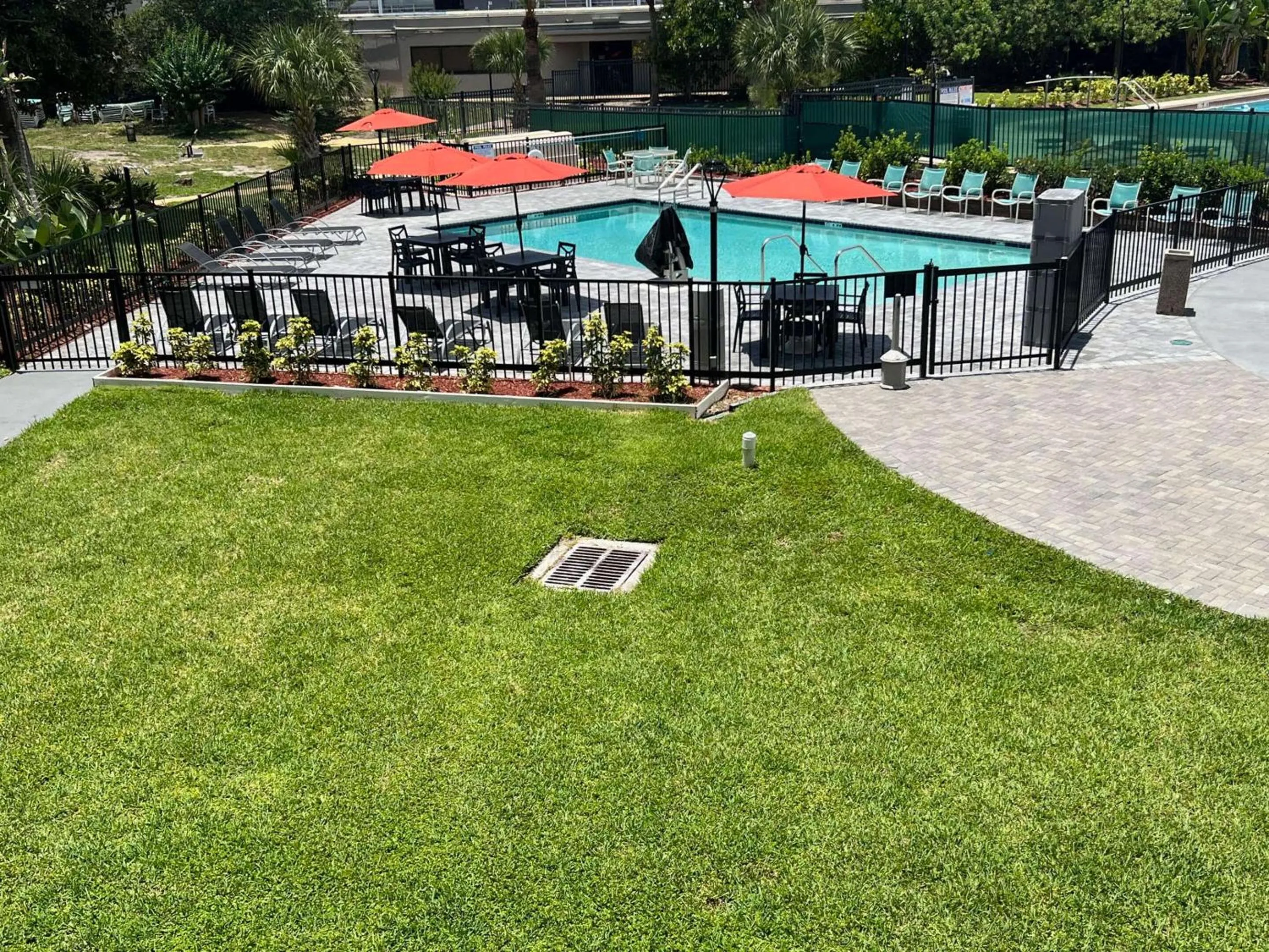 Swimming pool in Clarion Inn Orlando International Drive - ICON Park