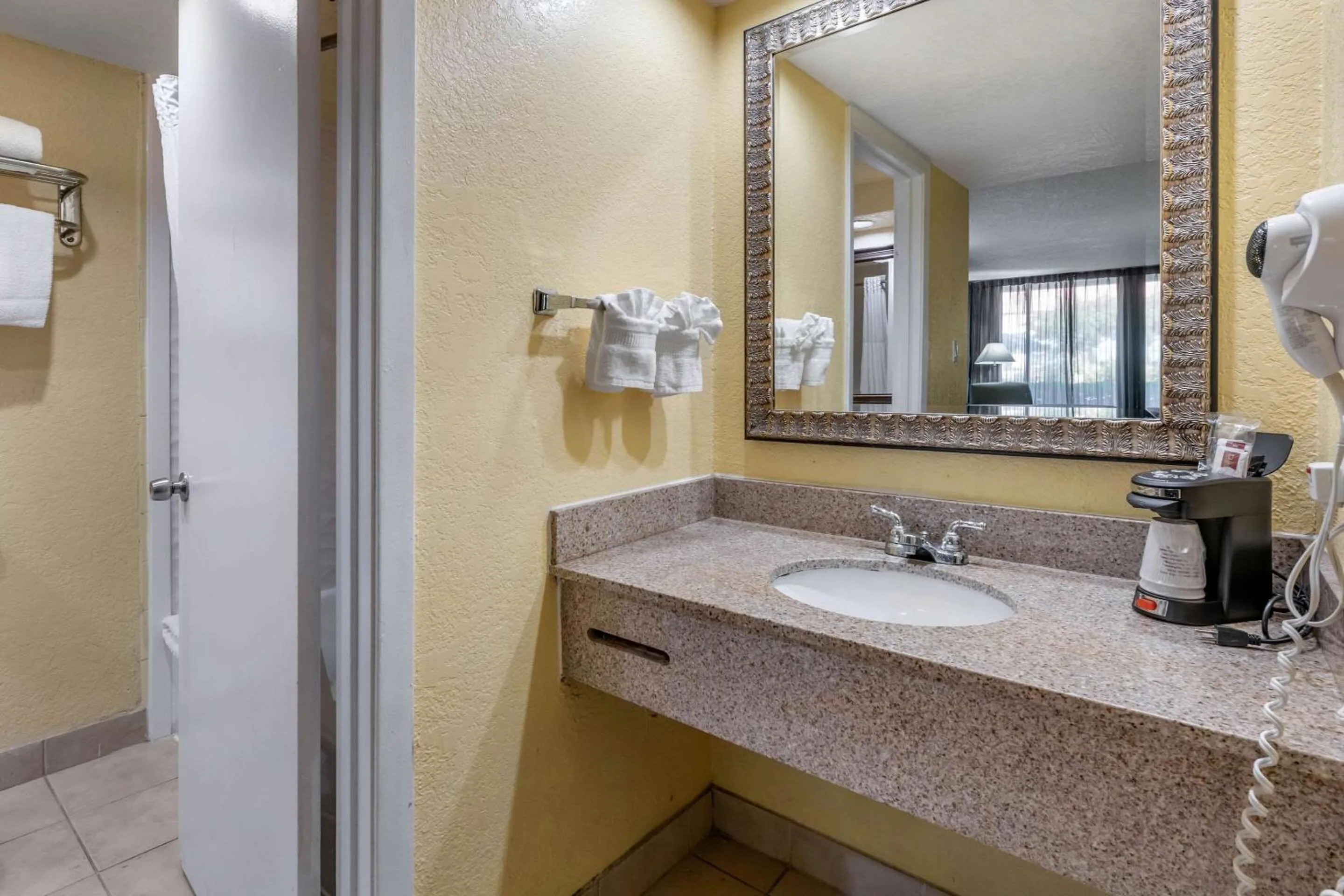 Bedroom in Clarion Inn Orlando International Drive - ICON Park