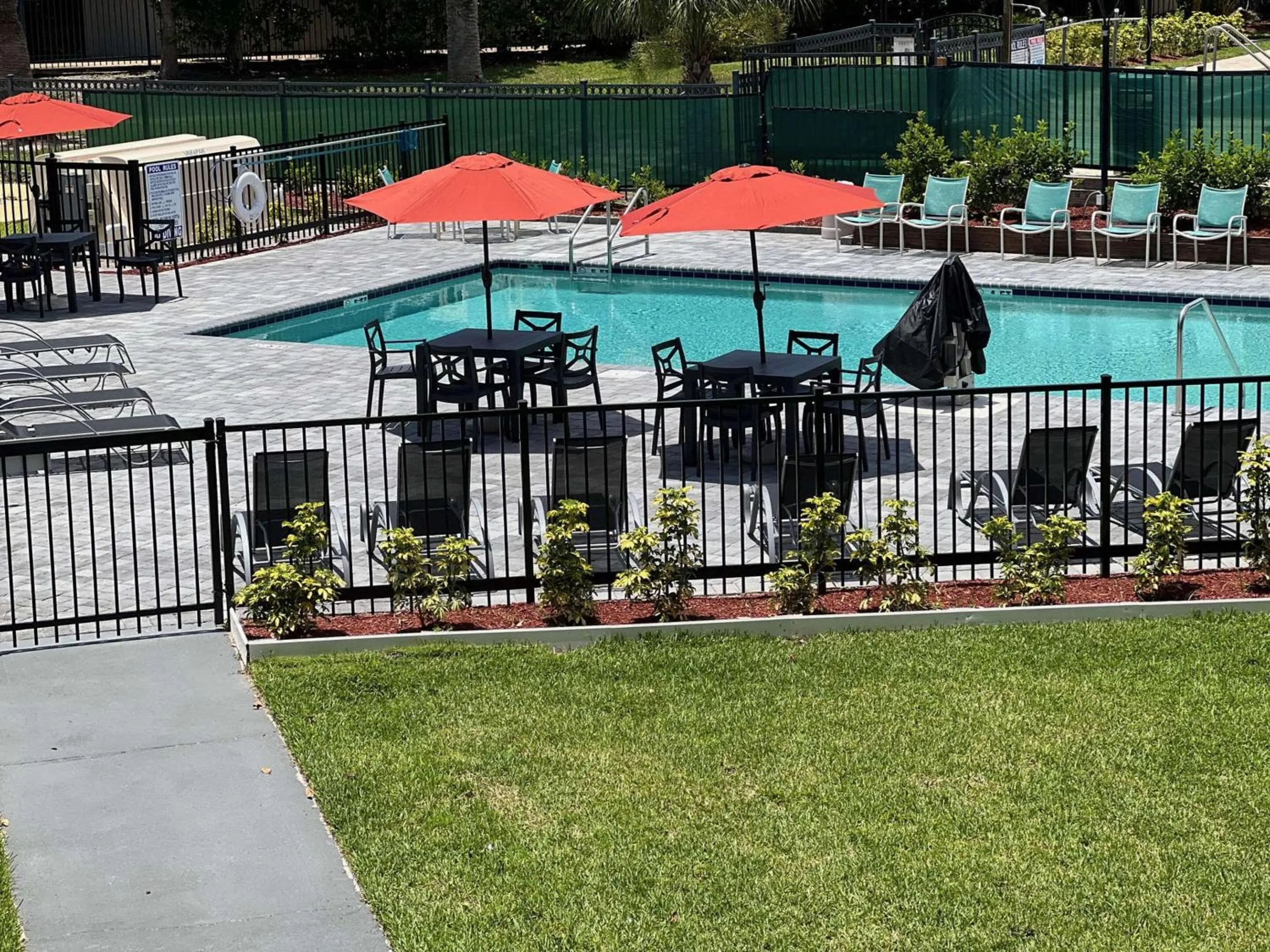 Swimming pool in Clarion Inn Orlando International Drive - ICON Park