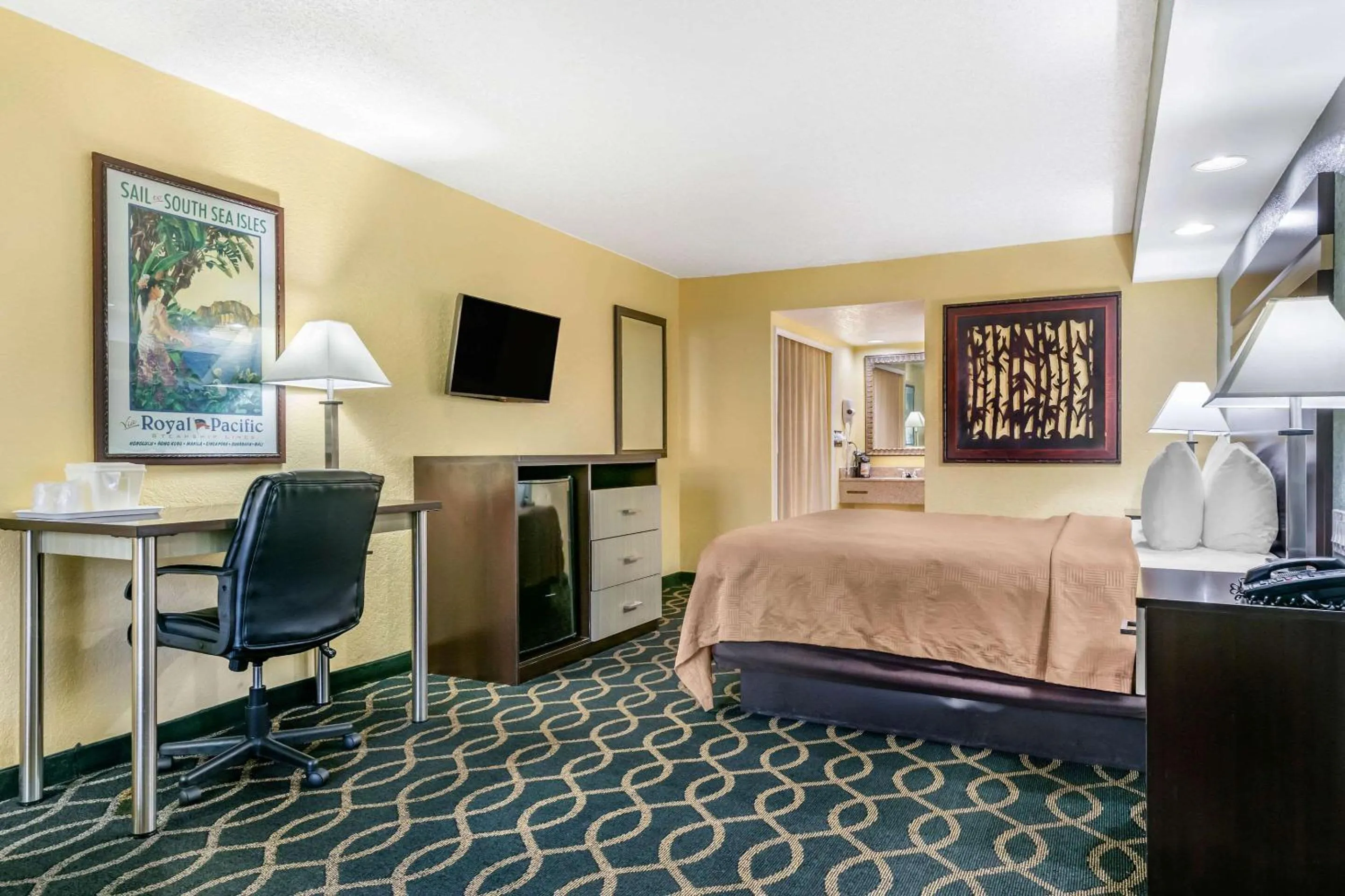 Bedroom, Bed in Clarion Inn Orlando International Drive - ICON Park