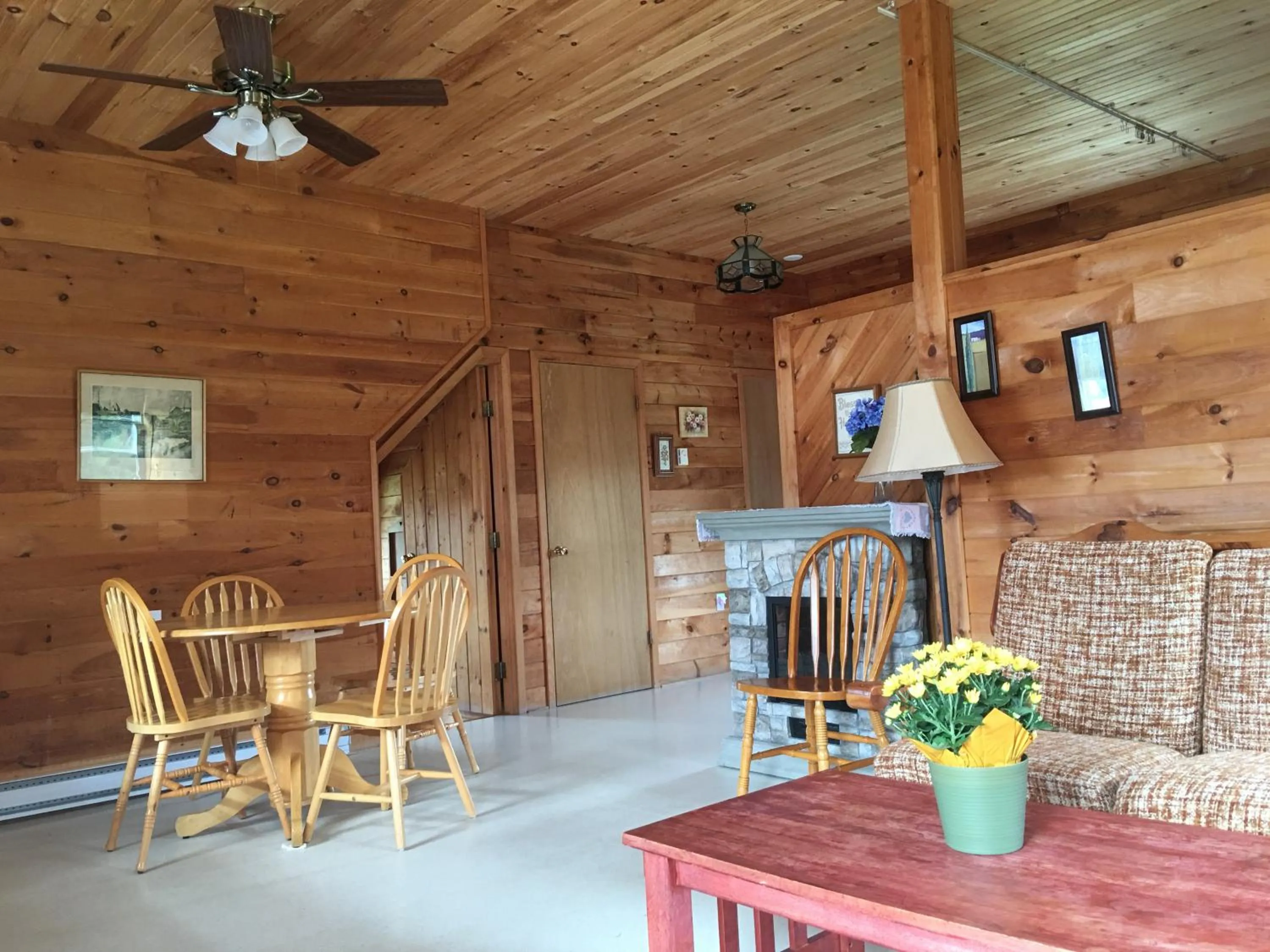 Dining area in Baywatch Lighthouse Cottages & Motel
