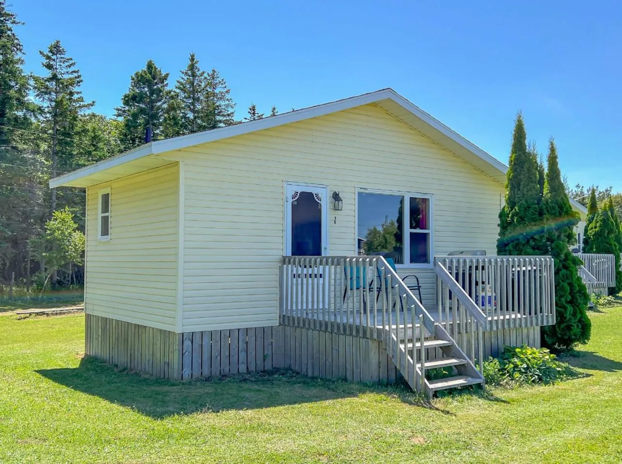 Day in Baywatch Lighthouse Cottages & Motel