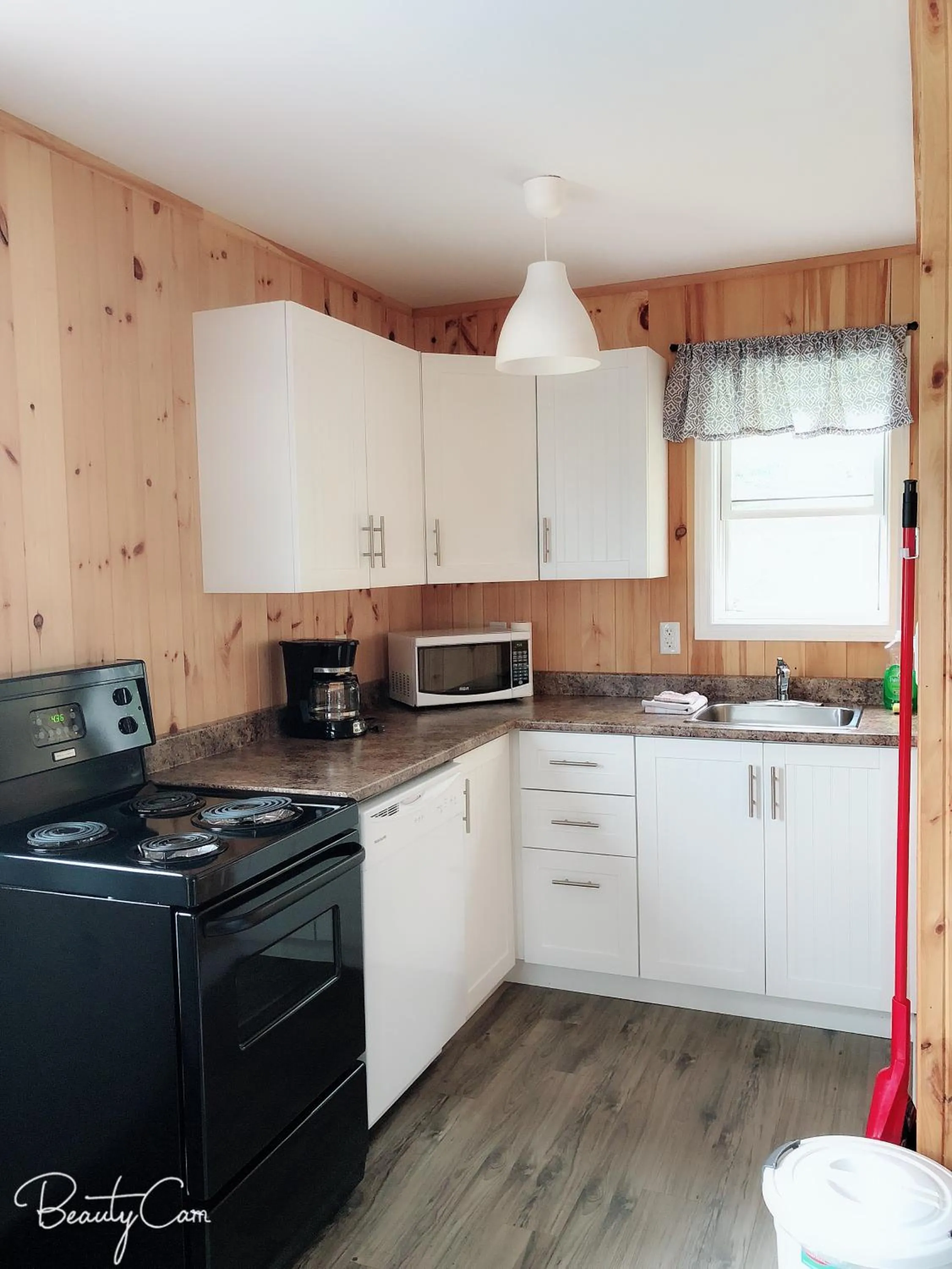 Kitchen or kitchenette in Baywatch Lighthouse Cottages & Motel