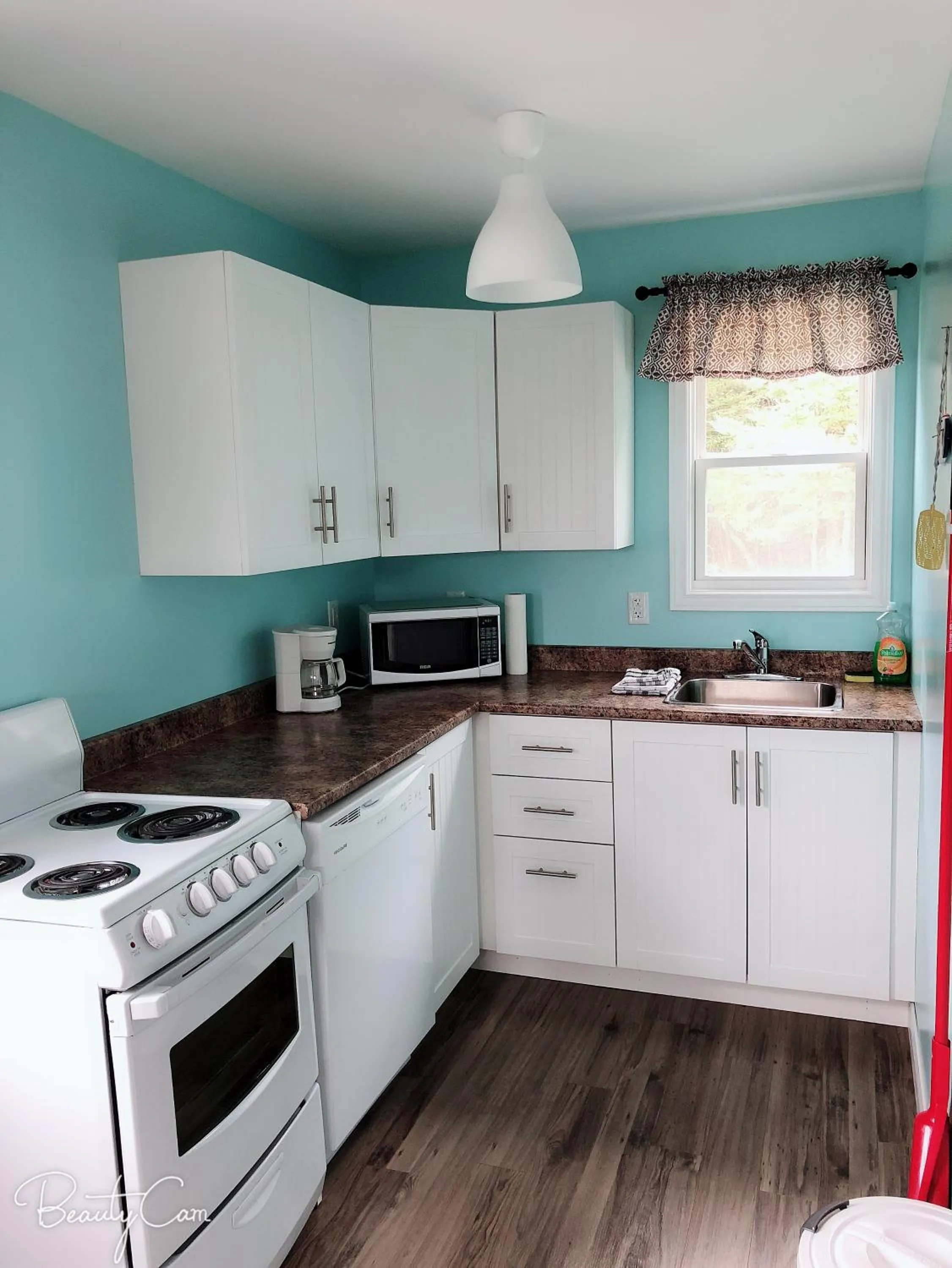 Kitchen or kitchenette in Baywatch Lighthouse Cottages & Motel