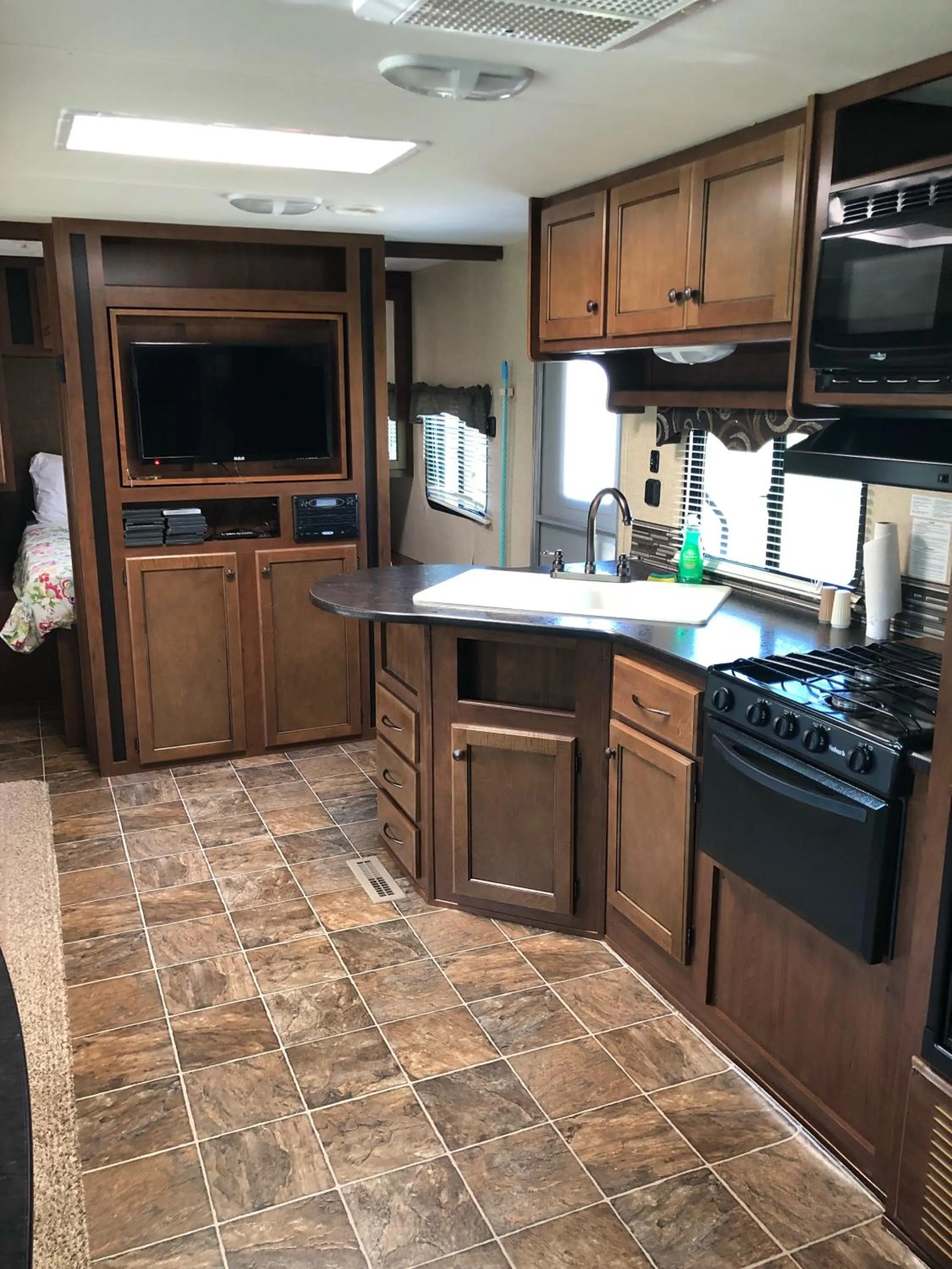 Kitchen or kitchenette in Baywatch Lighthouse Cottages & Motel