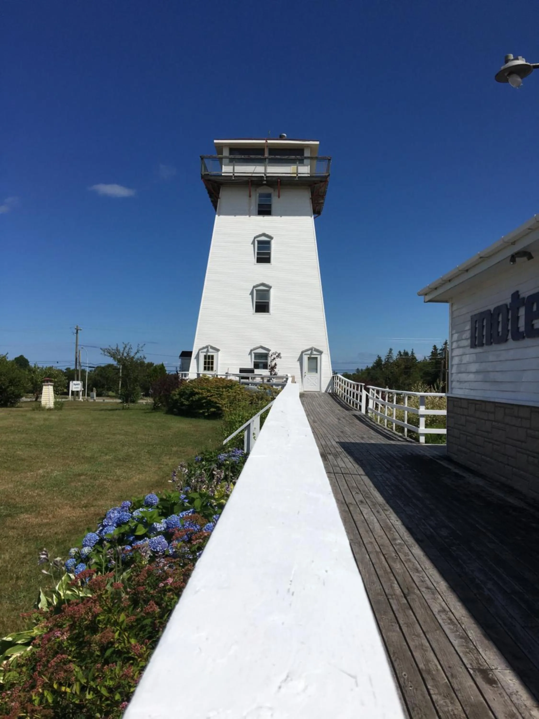 Day in Baywatch Lighthouse Cottages & Motel