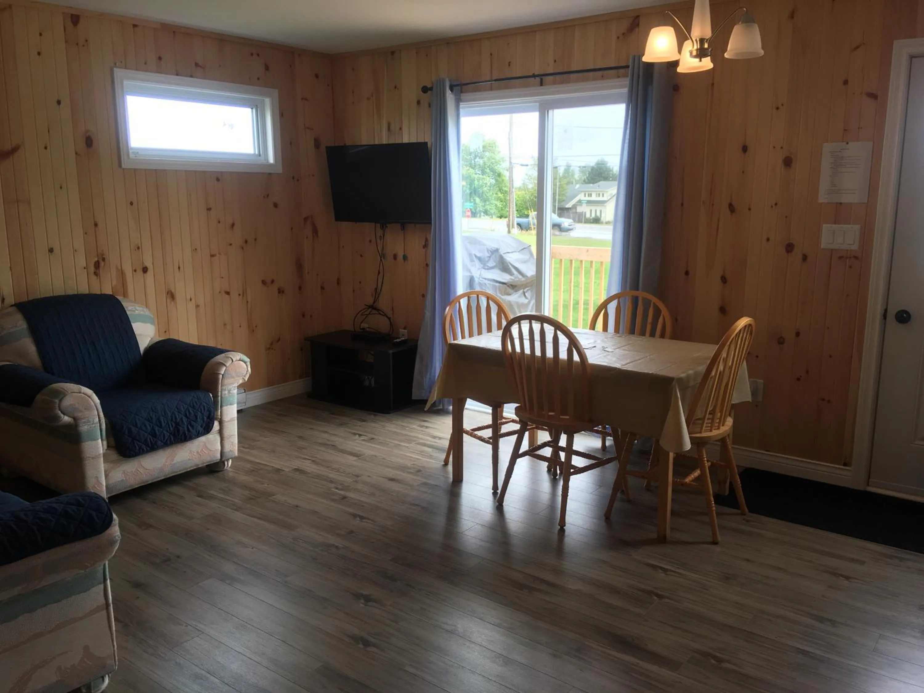 TV and multimedia in Baywatch Lighthouse Cottages & Motel