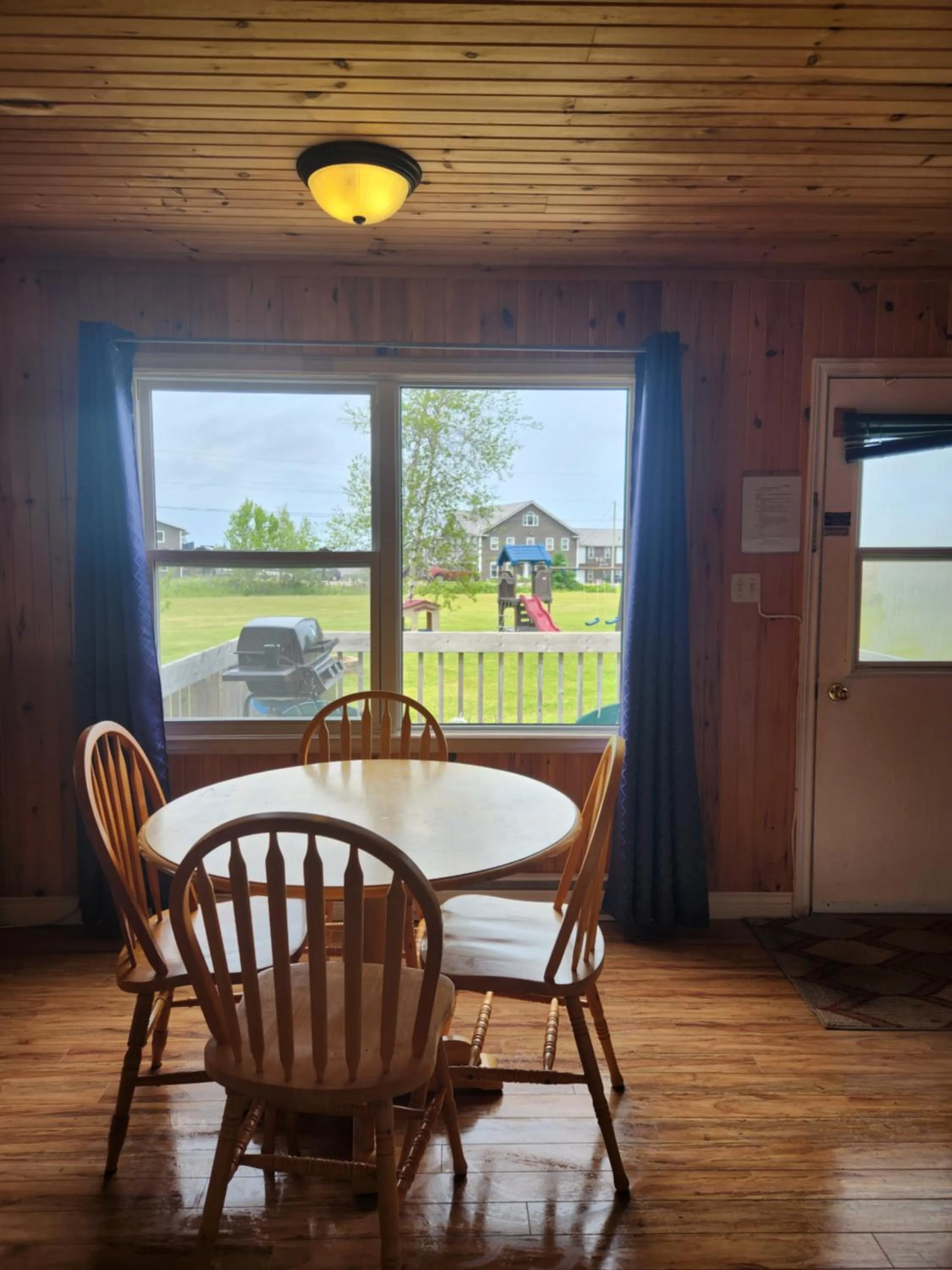 TV and multimedia in Baywatch Lighthouse Cottages & Motel