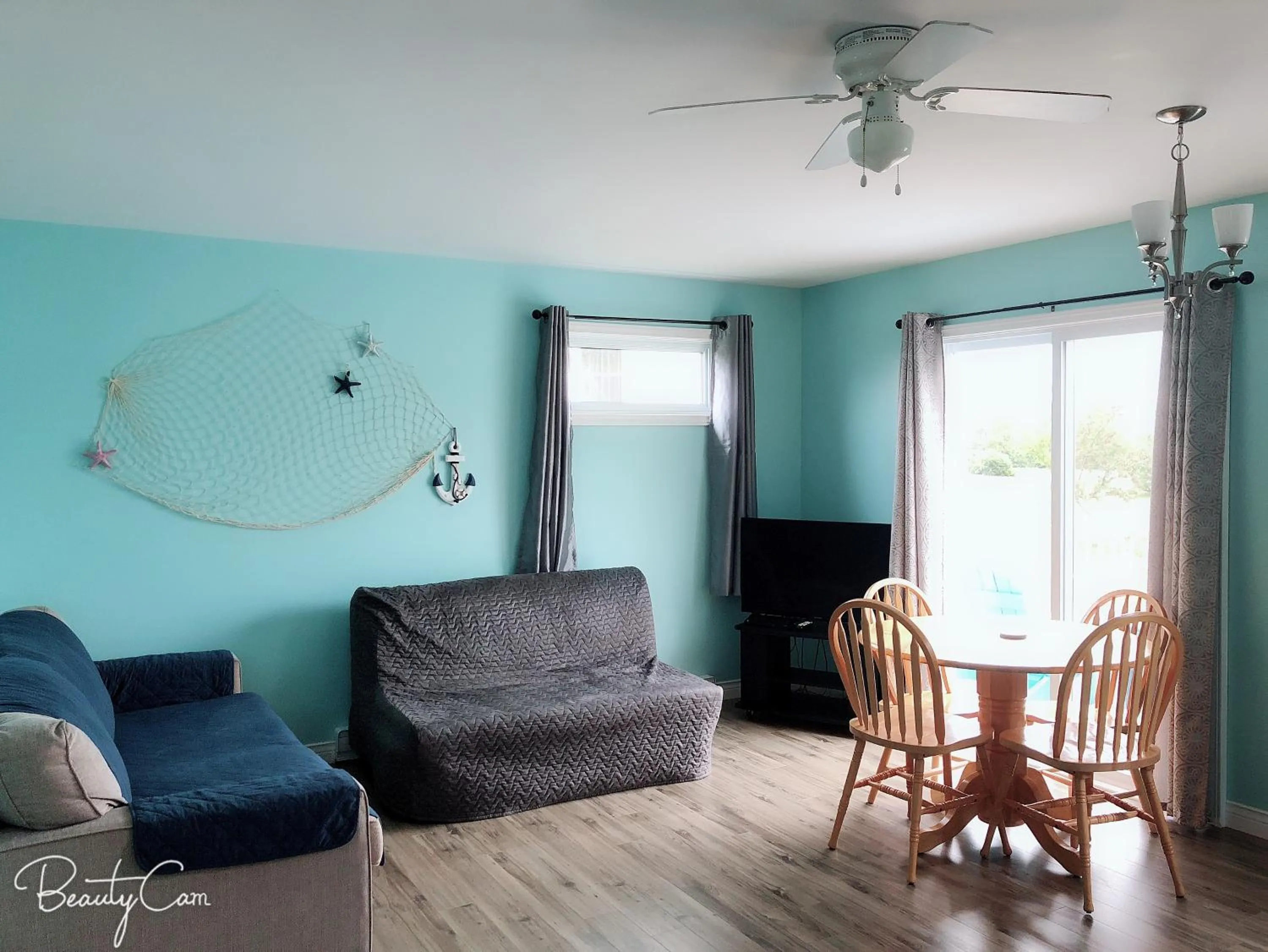 TV and multimedia in Baywatch Lighthouse Cottages & Motel