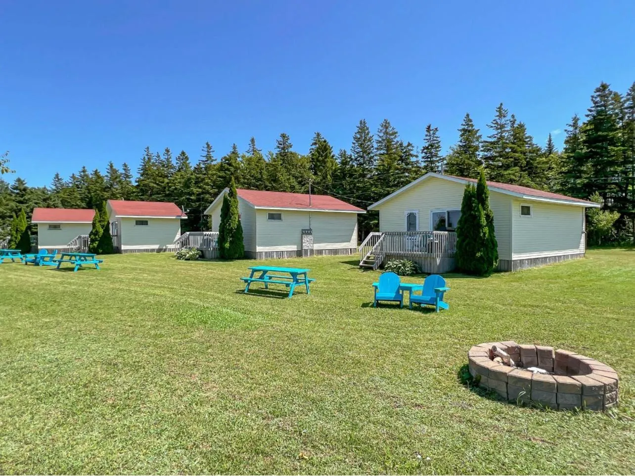 Spring in Baywatch Lighthouse Cottages & Motel