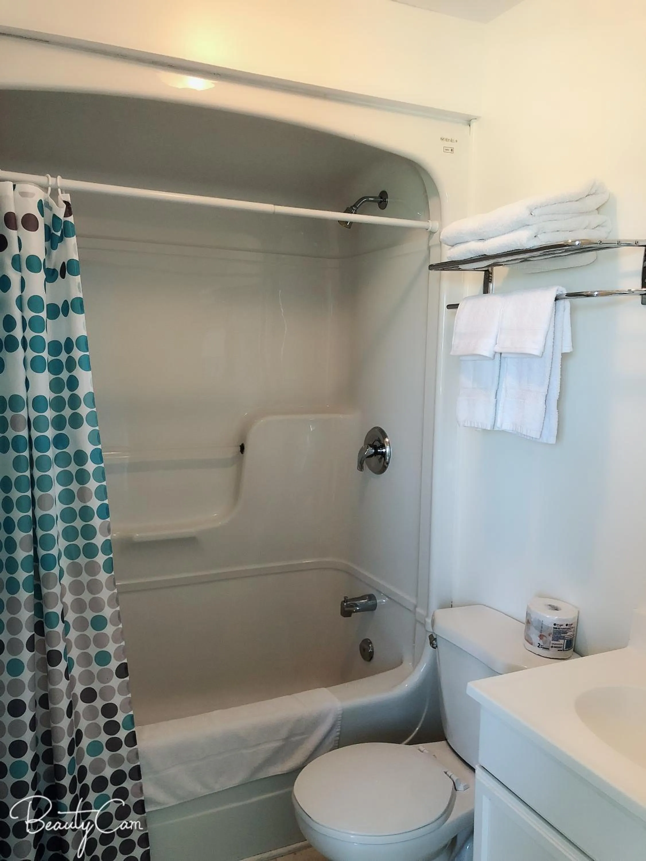 Shower in Baywatch Lighthouse Cottages & Motel