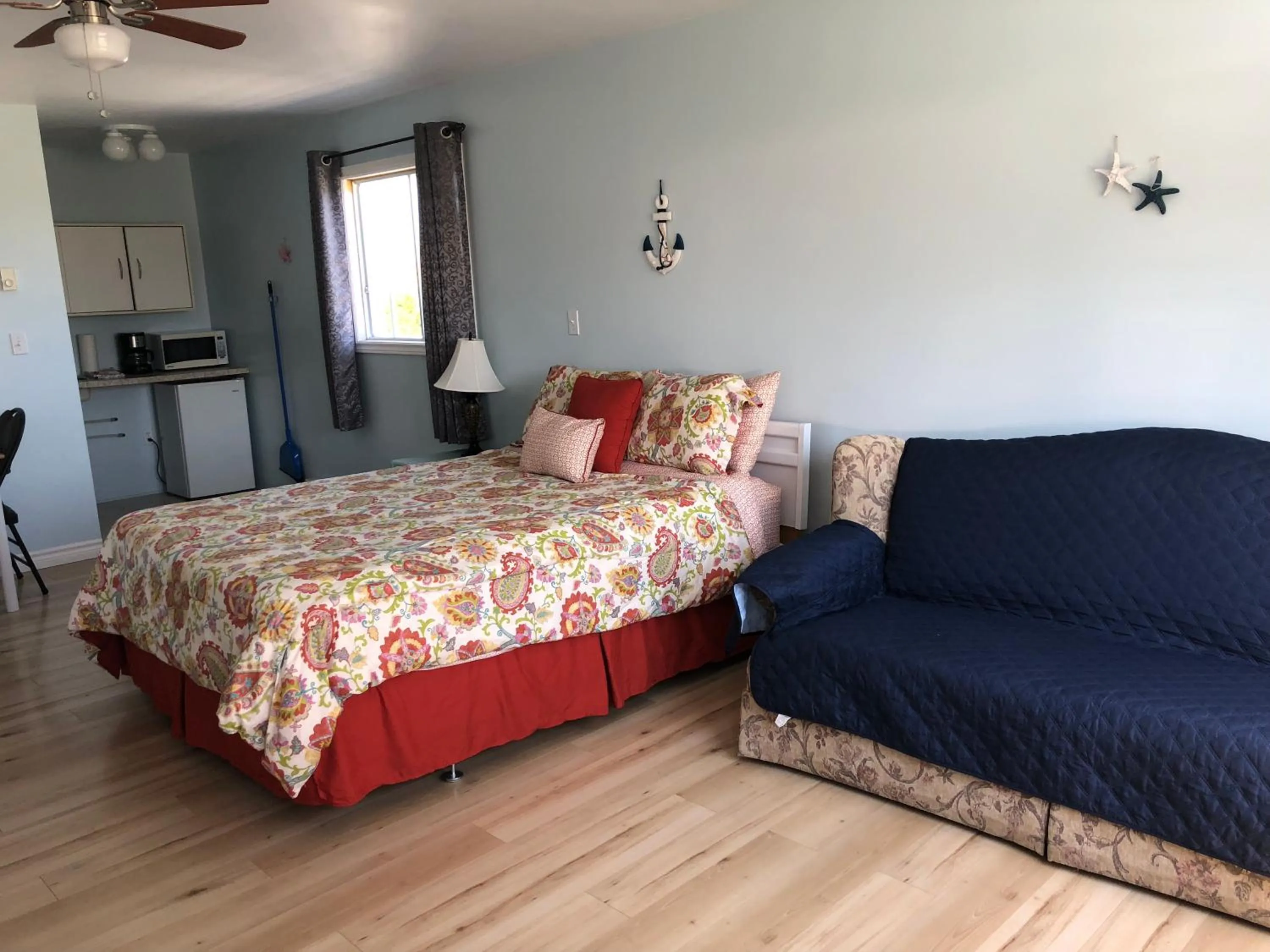 Photo of the whole room, Bed in Baywatch Lighthouse Cottages & Motel