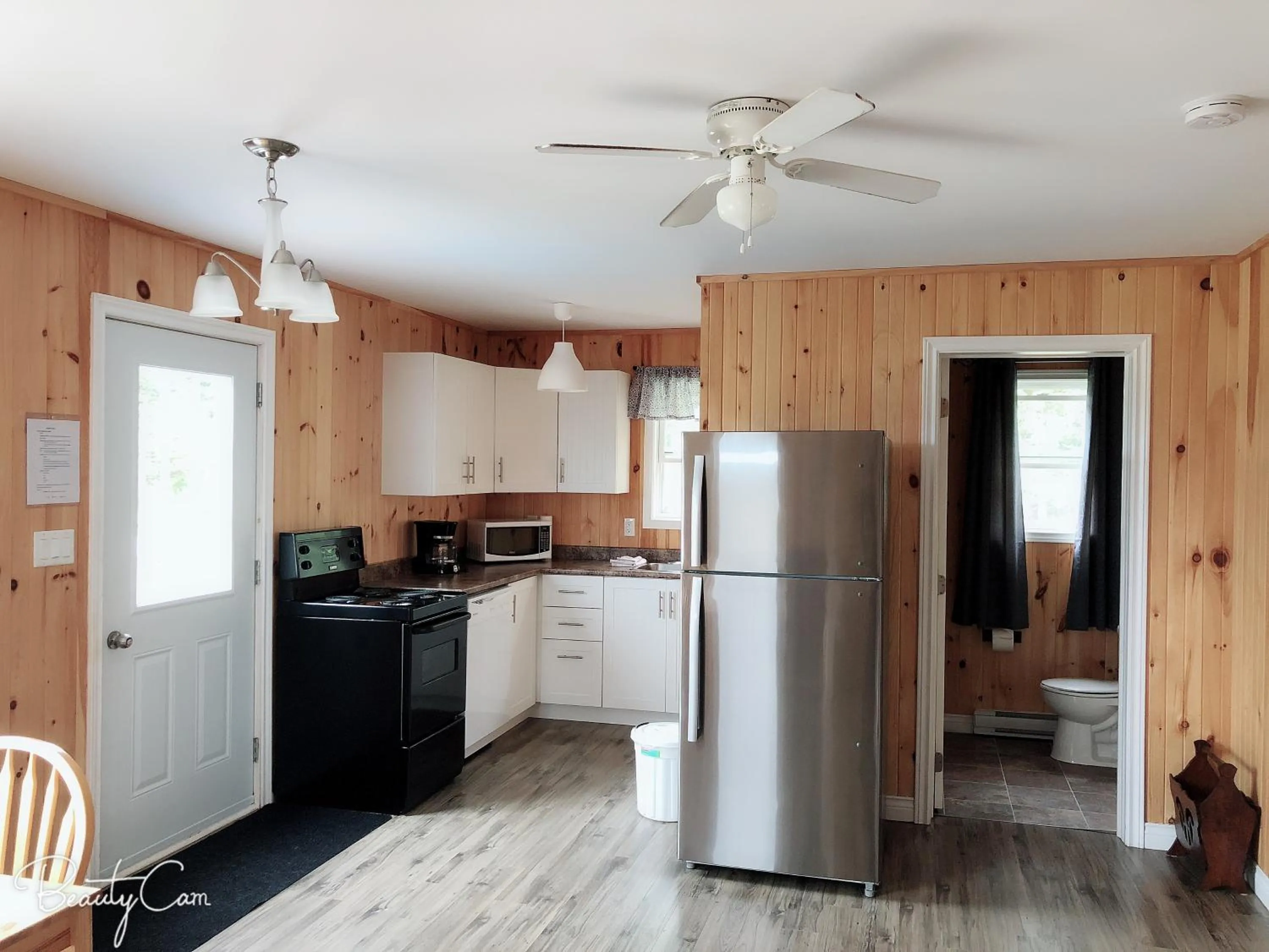 Kitchen or kitchenette in Baywatch Lighthouse Cottages & Motel