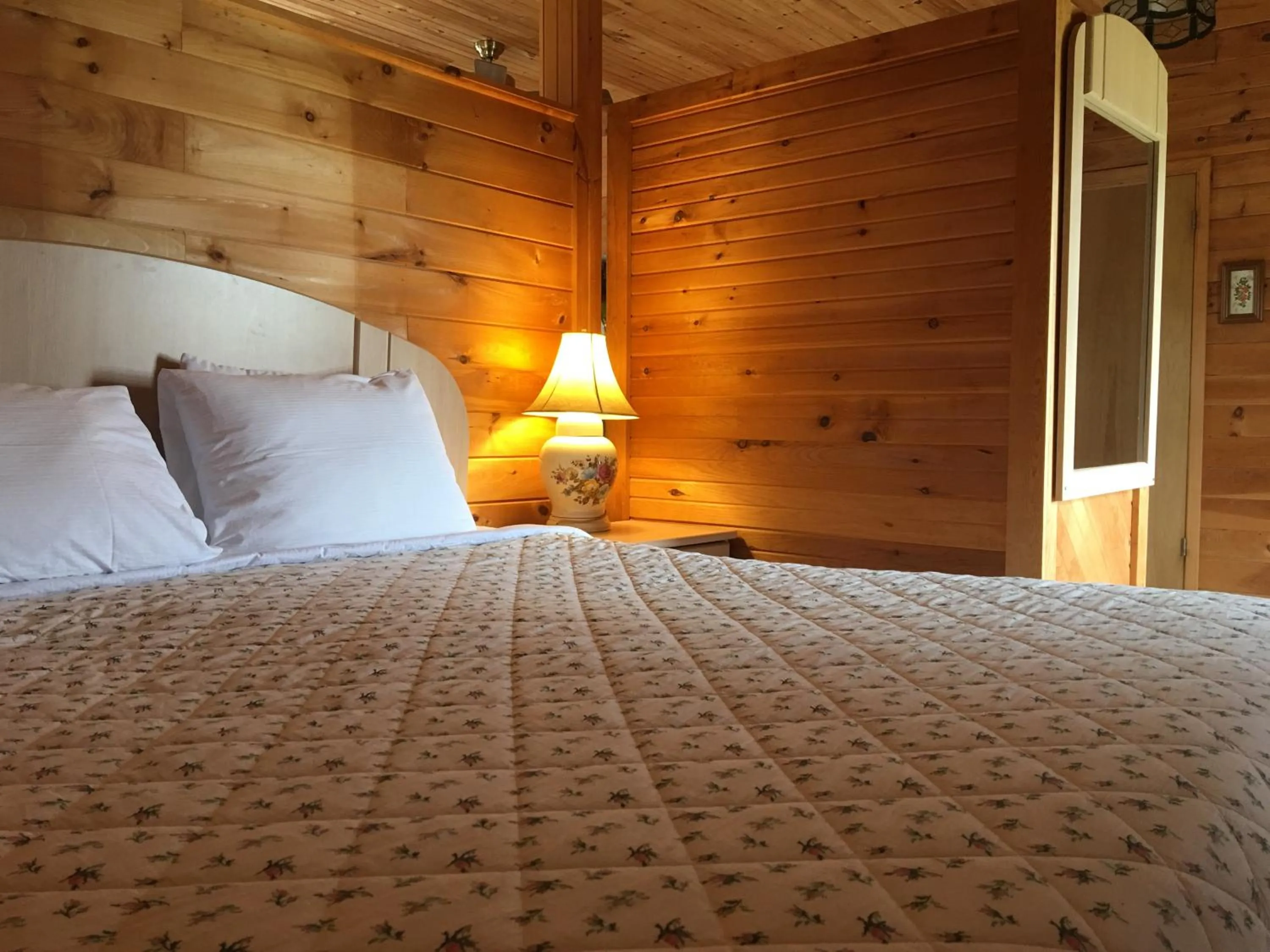 Bed in Baywatch Lighthouse Cottages & Motel