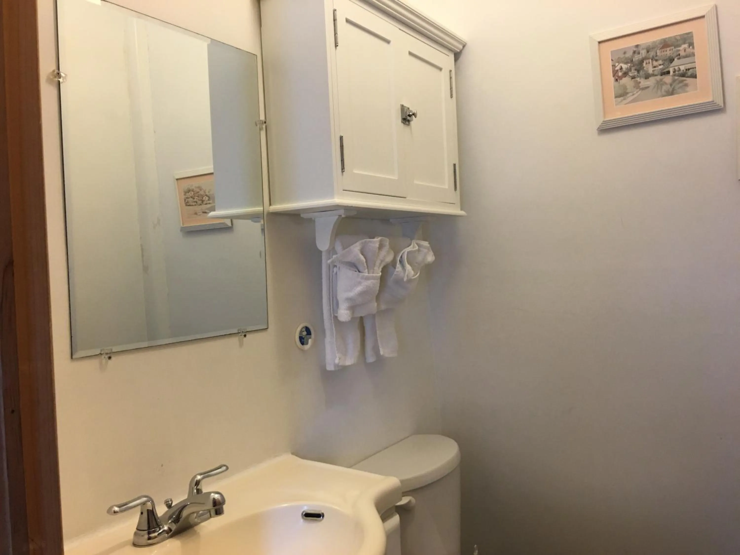 Bathroom in Baywatch Lighthouse Cottages & Motel