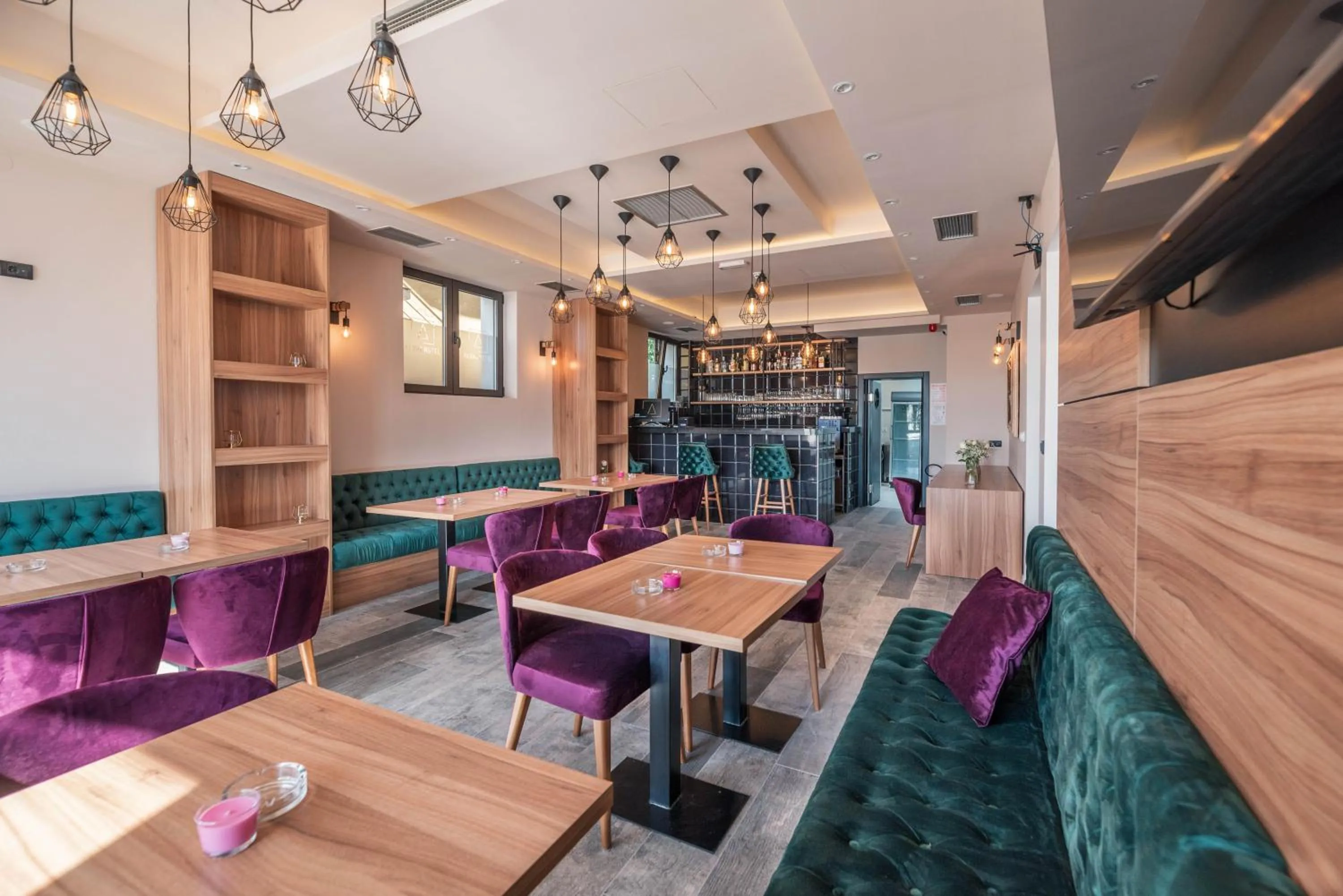 Restaurant/places to eat in Hotel Aloha