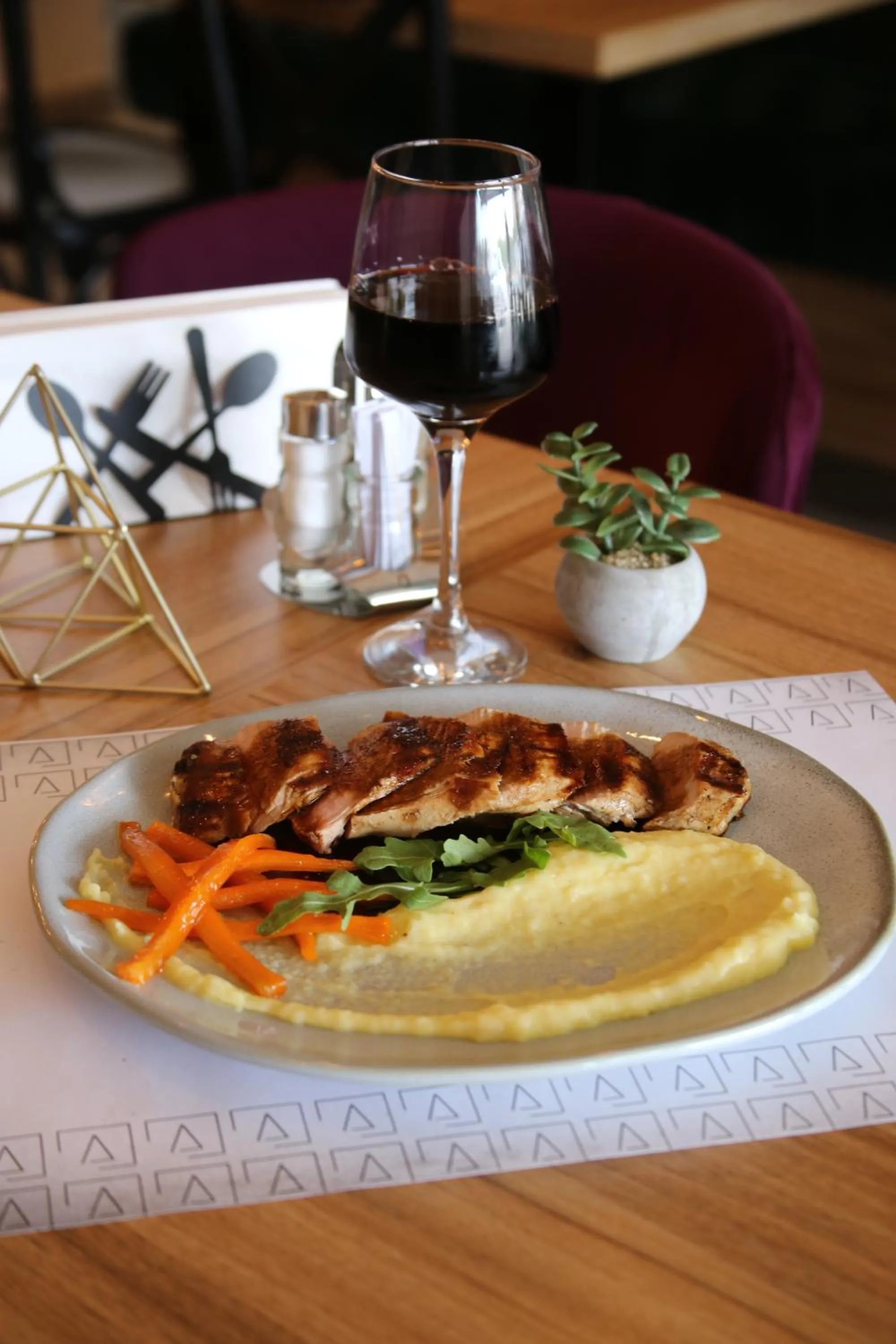 Restaurant/places to eat in Hotel Aloha