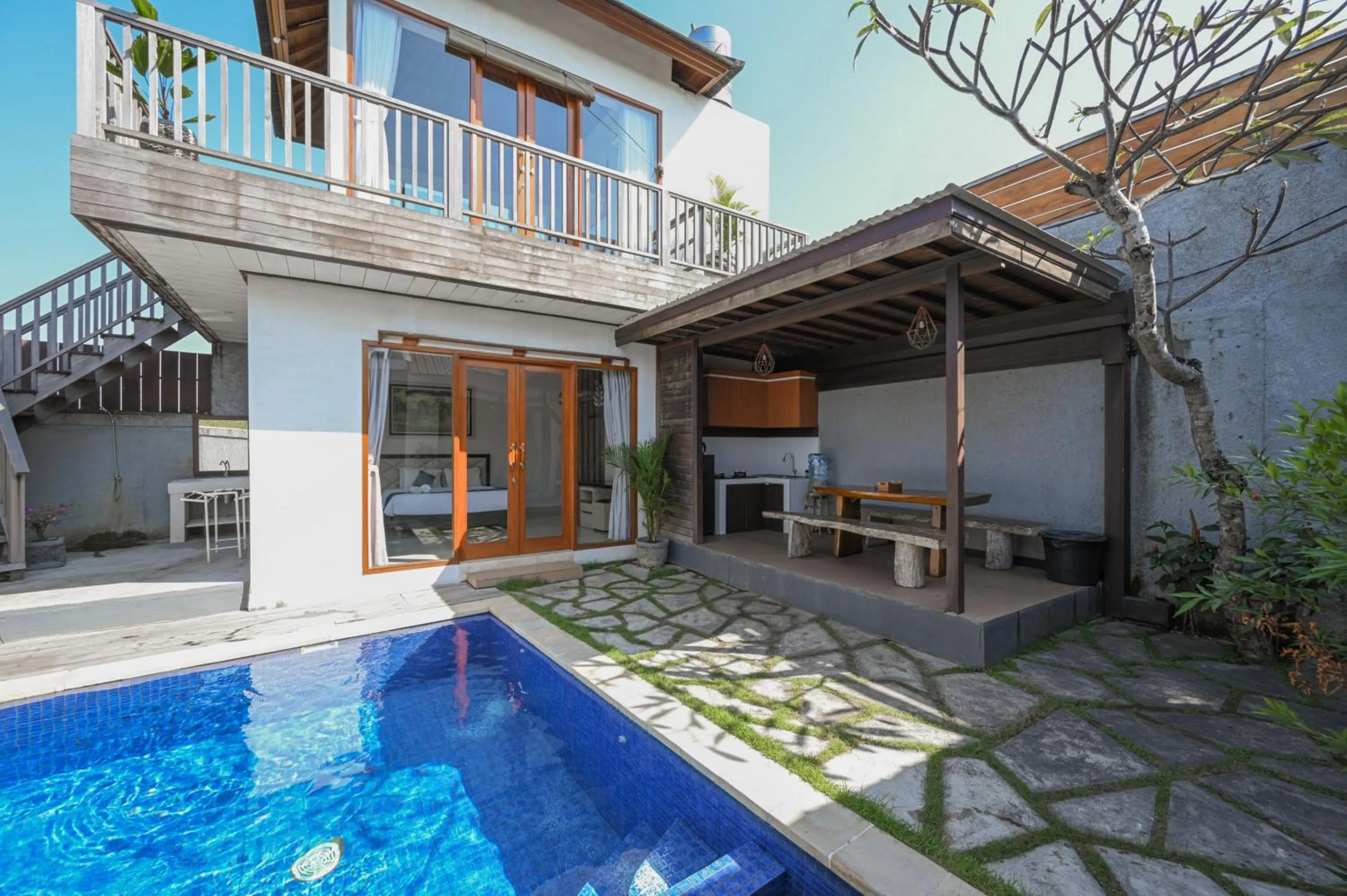 Facade/entrance in Hoki Villa by Urbanview Villa