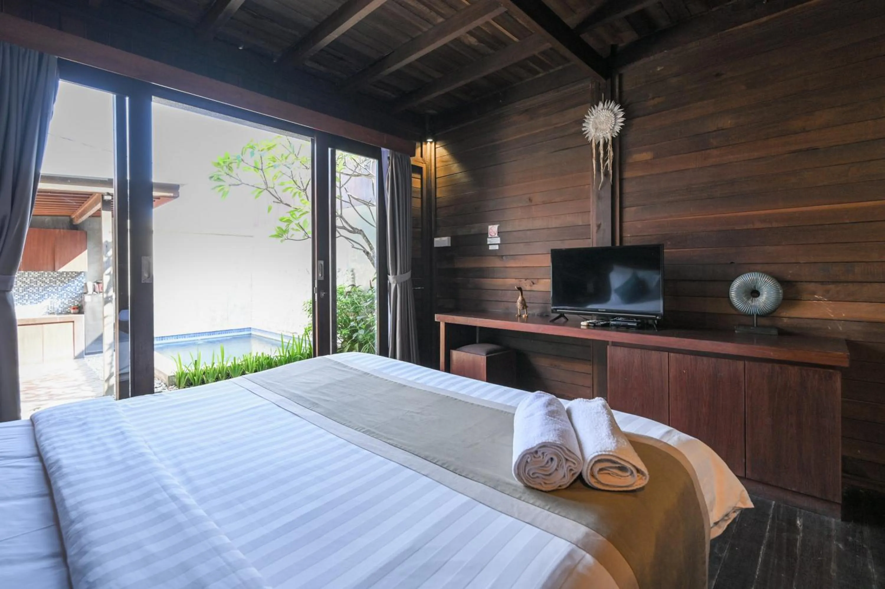 Bedroom, Bed in Hoki Villa by Urbanview Villa