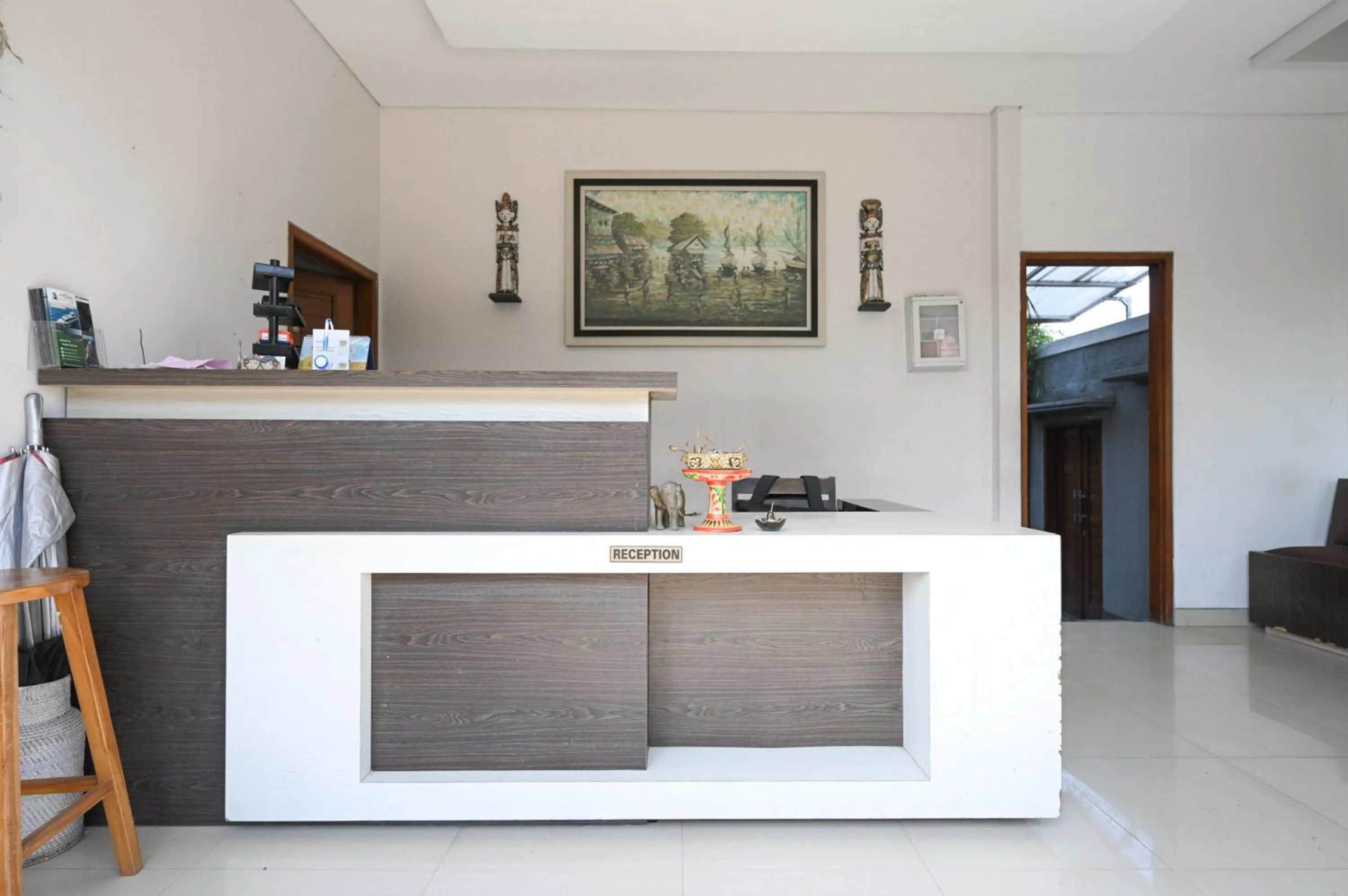 Lobby or reception in Hoki Villa by Urbanview Villa