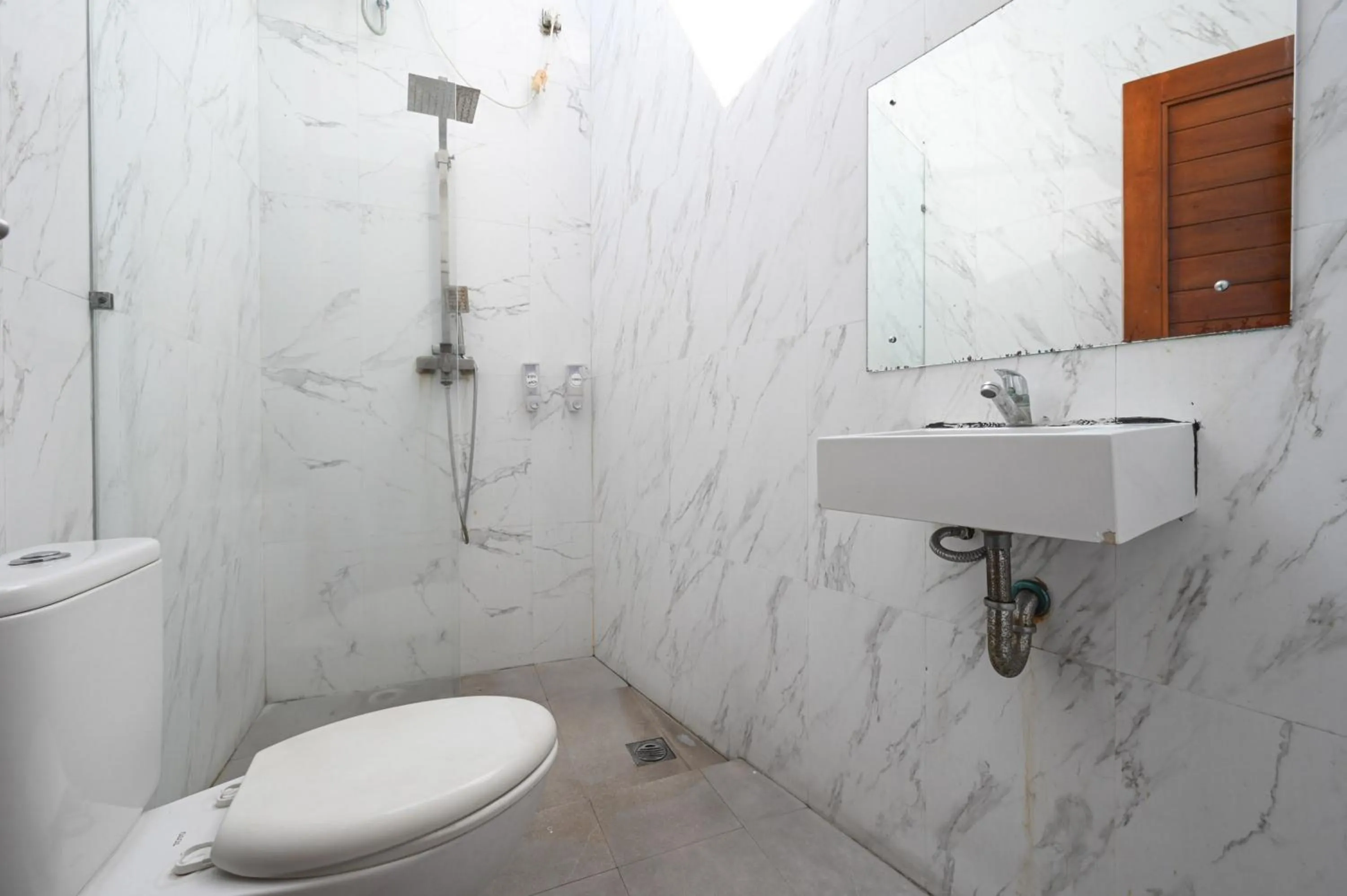 Bathroom in Hoki Villa by Urbanview Villa