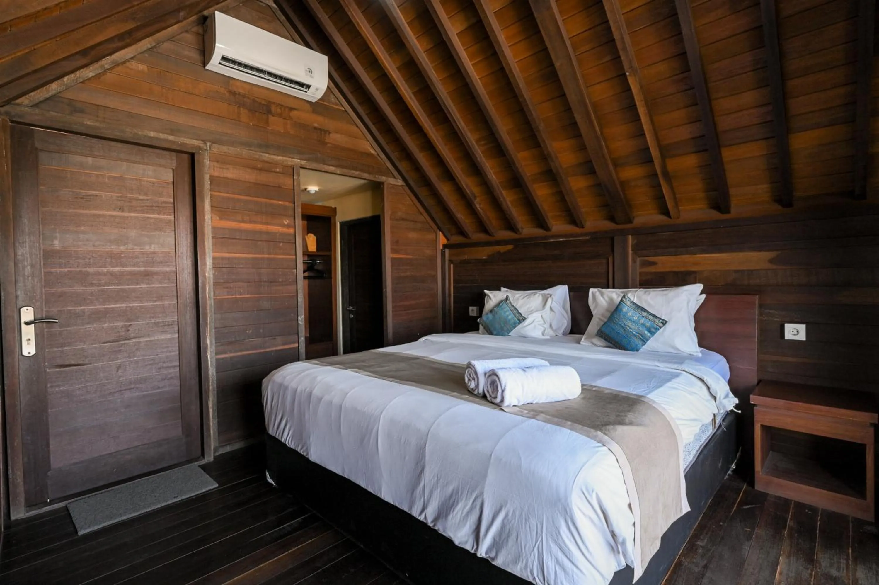 Bedroom, Bed in Hoki Villa by Urbanview Villa