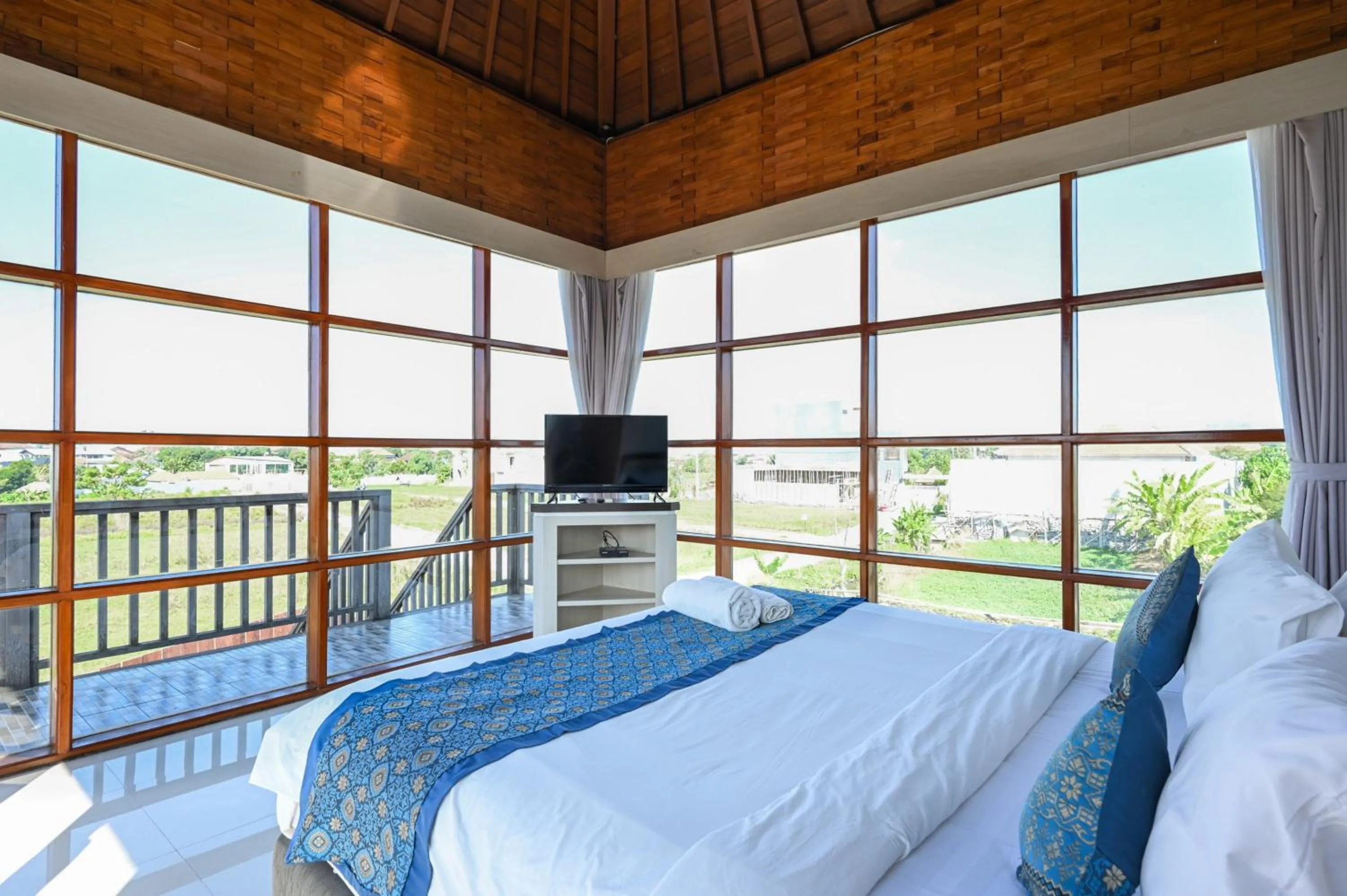 Bedroom, Bed in Hoki Villa by Urbanview Villa