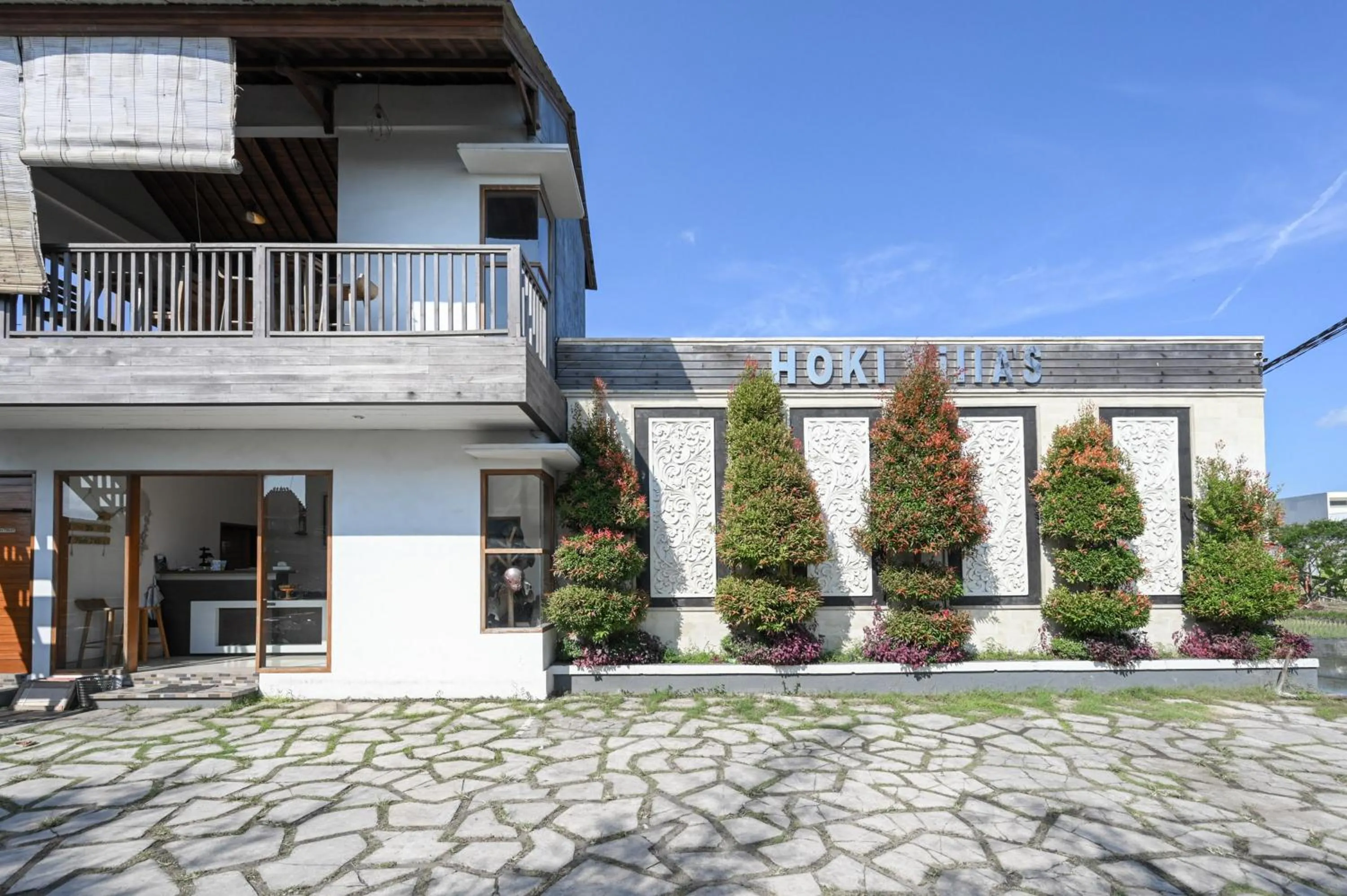 Facade/entrance in Hoki Villa by Urbanview Villa