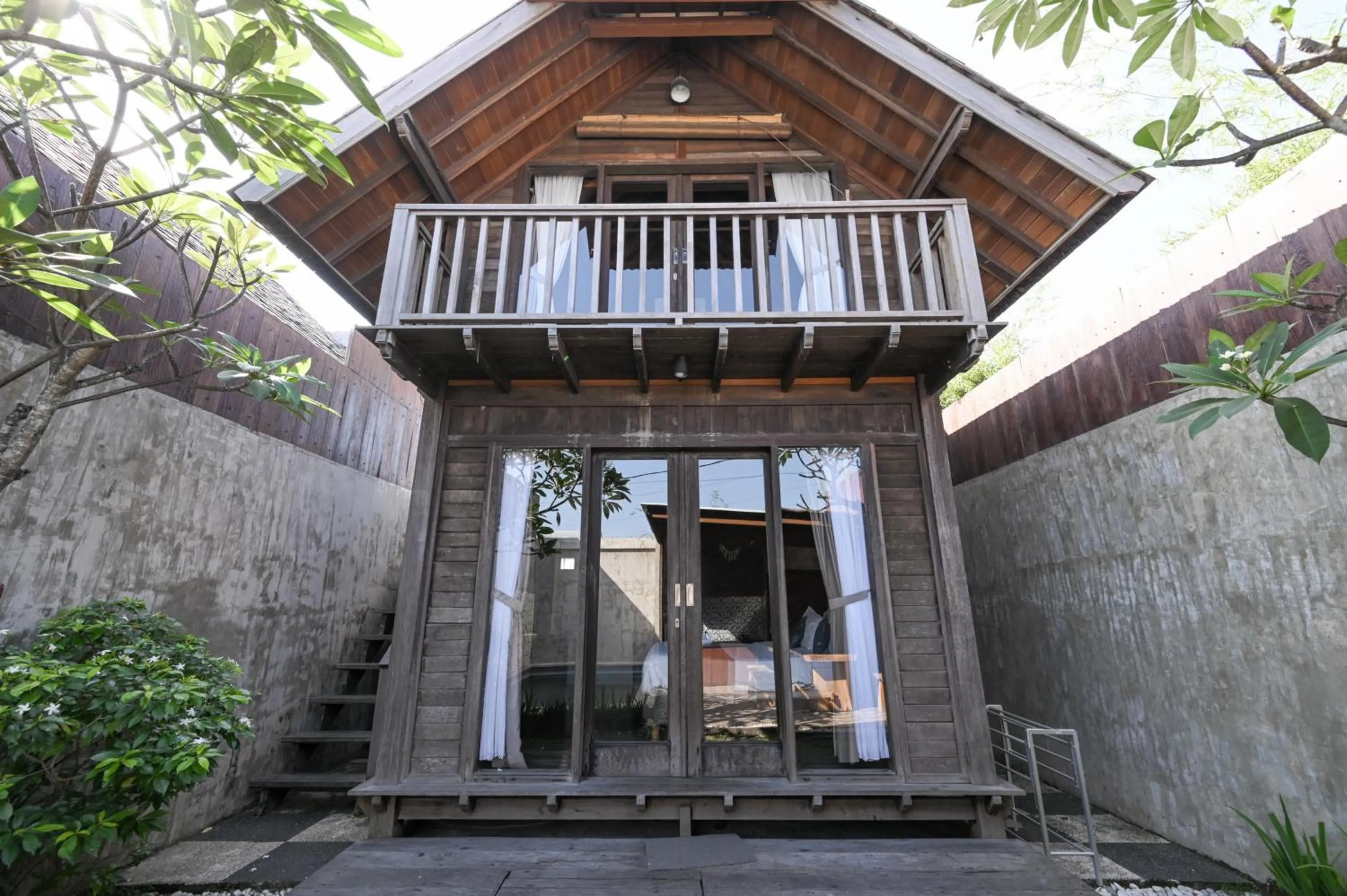 Facade/entrance in Hoki Villa by Urbanview Villa