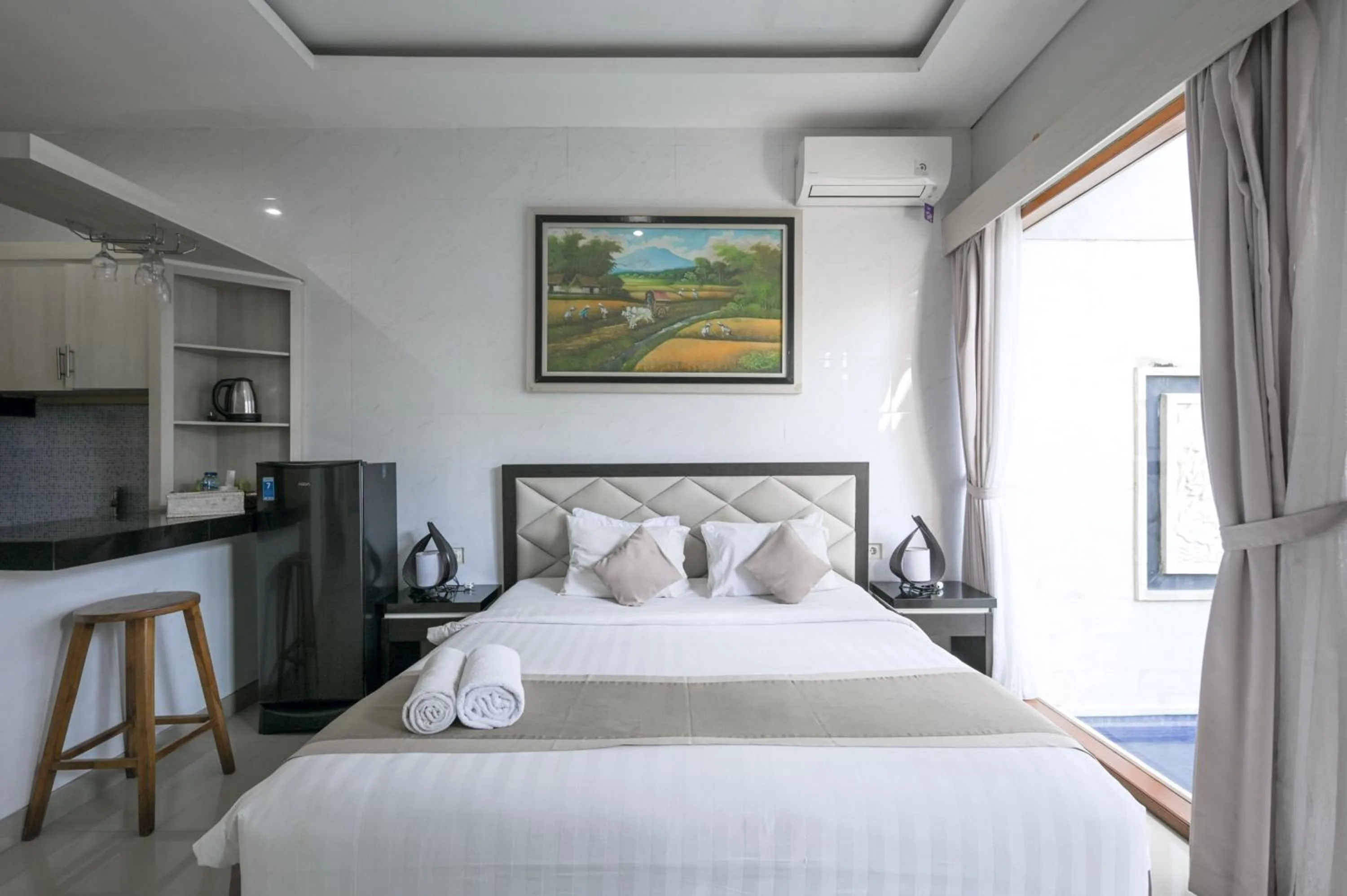Bedroom, Bed in Hoki Villa by Urbanview Villa