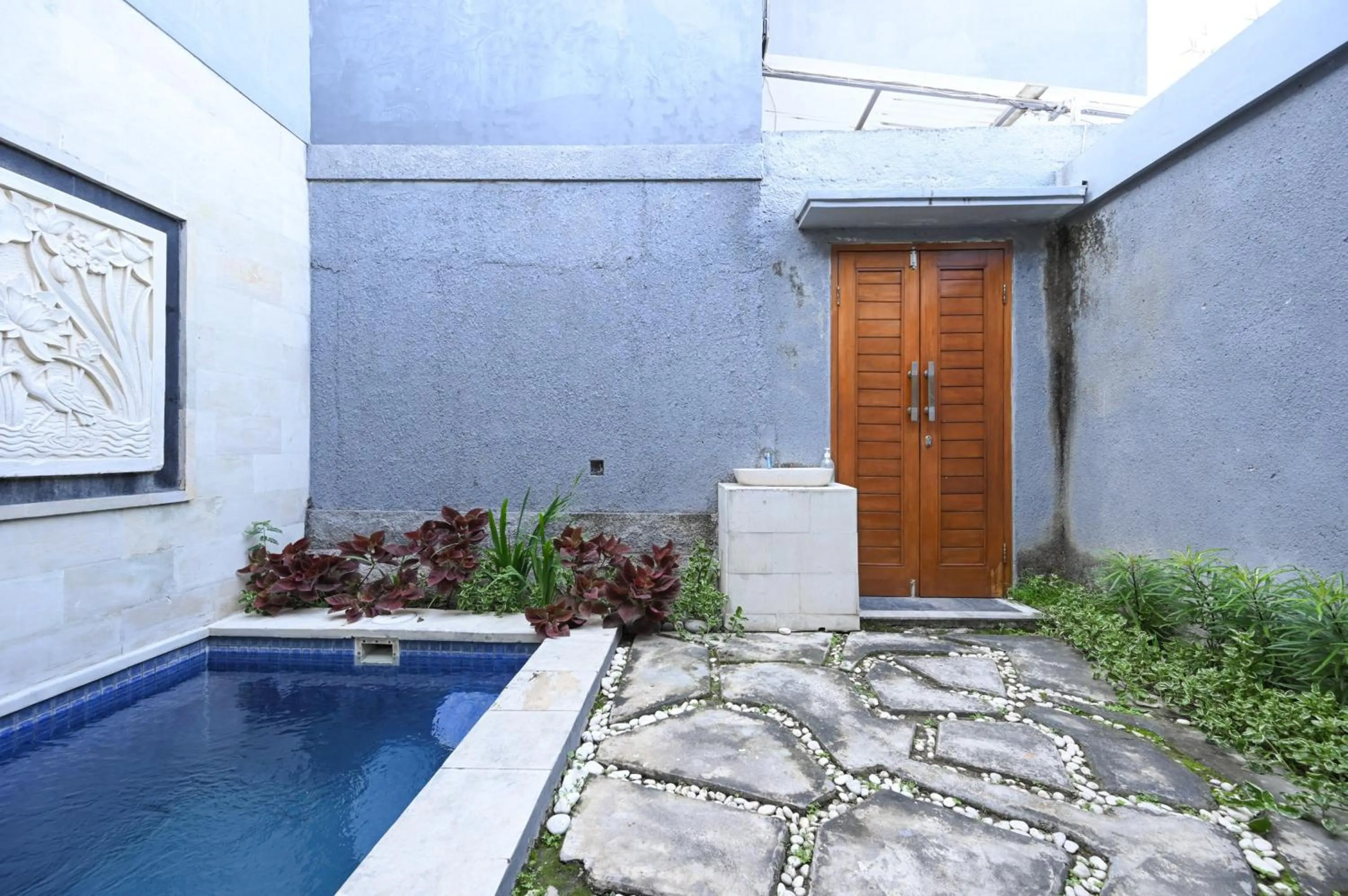 Swimming pool in Hoki Villa by Urbanview Villa