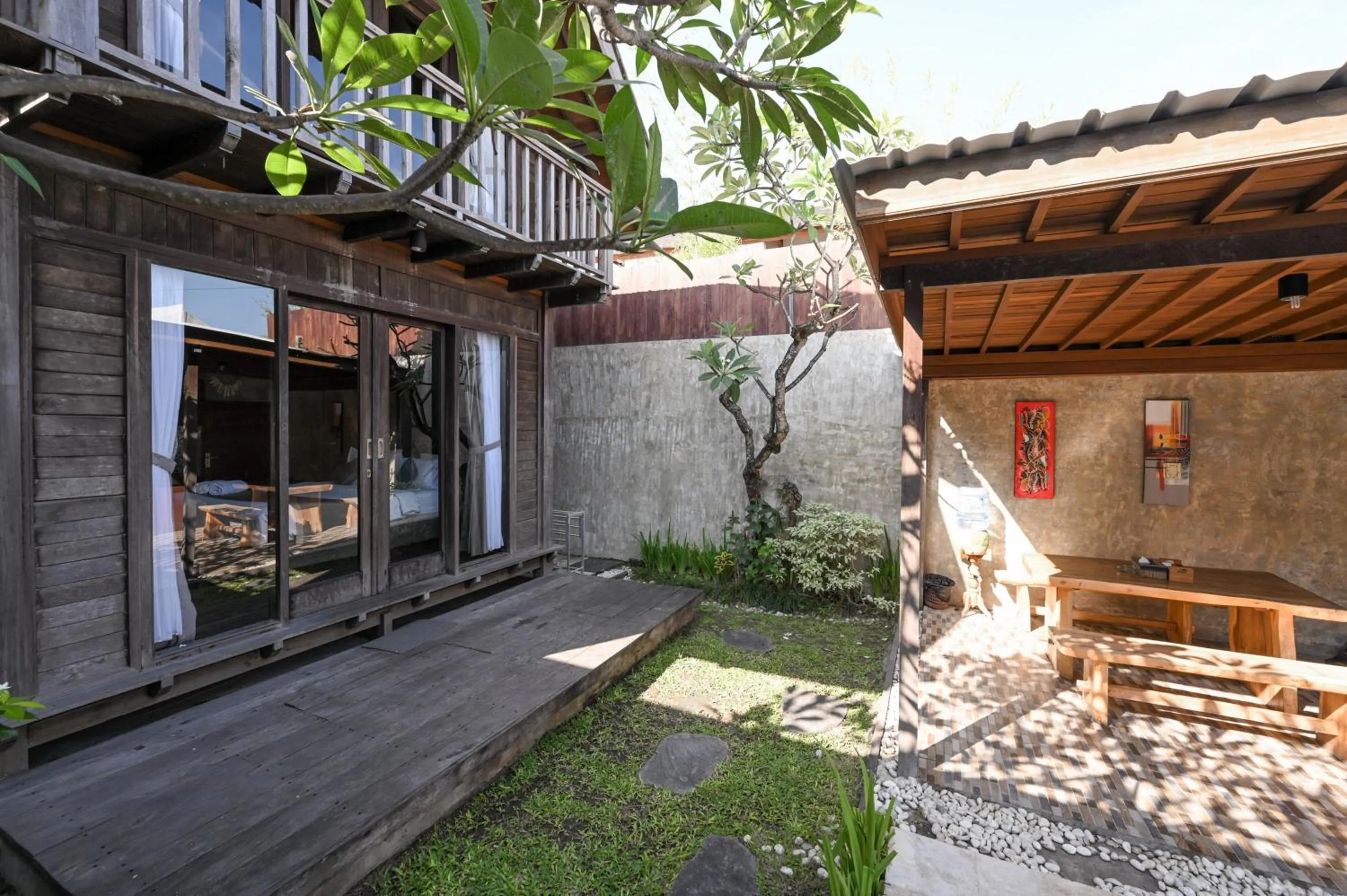 Facade/entrance in Hoki Villa by Urbanview Villa