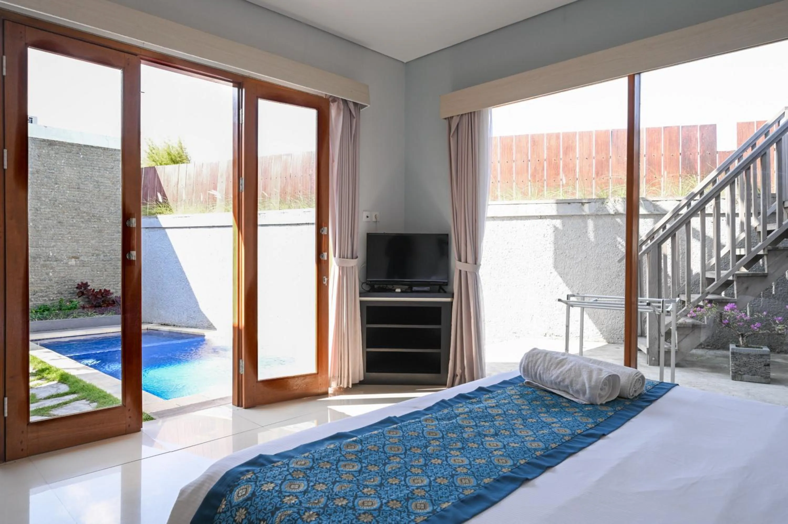 Bedroom, Bed in Hoki Villa by Urbanview Villa