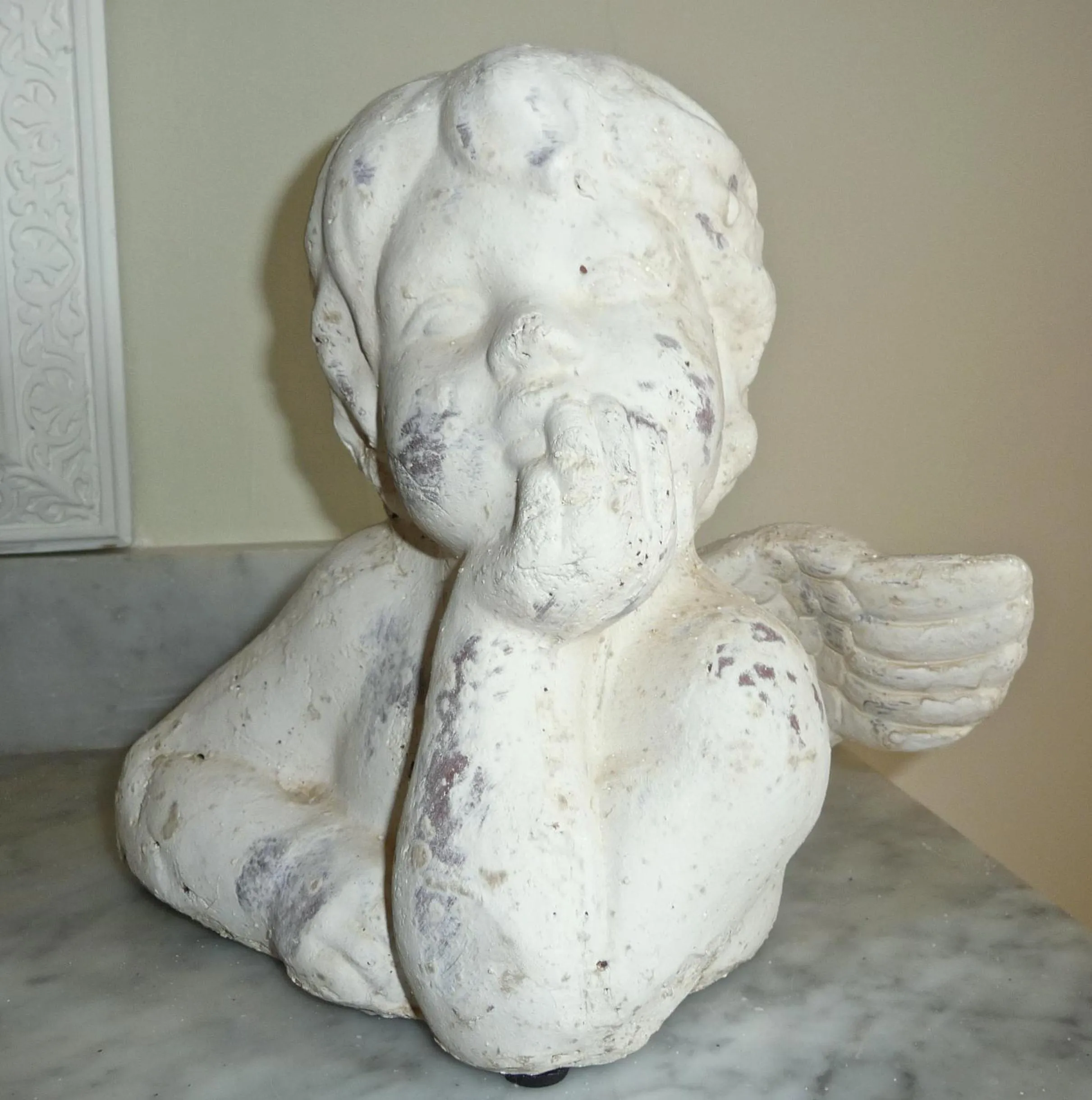 Decorative detail in Sainte-Hélène Chambres d'Hôtes & Appartement