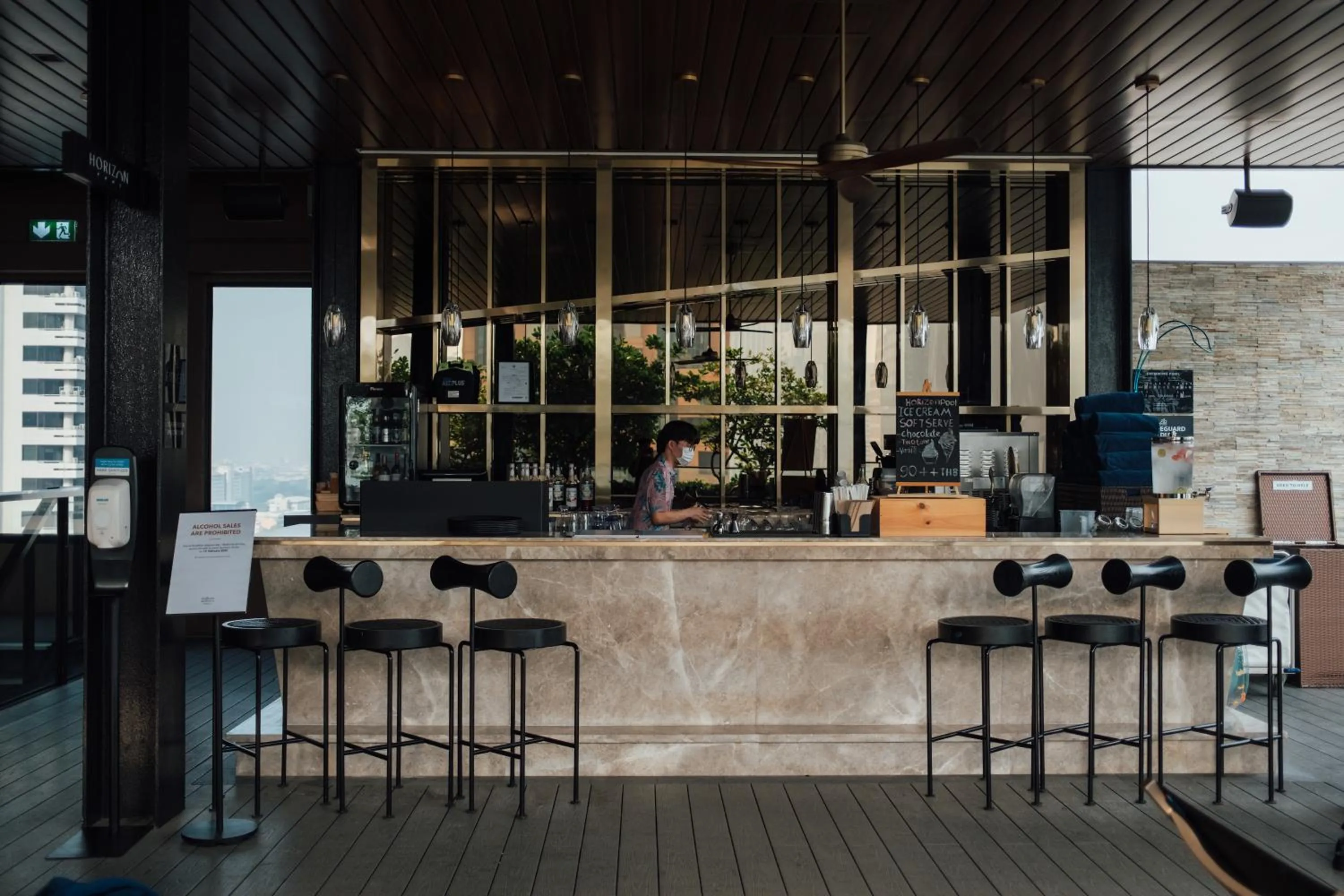 Lounge or bar in Sindhorn Midtown Hotel Bangkok, Vignette Collection by IHG